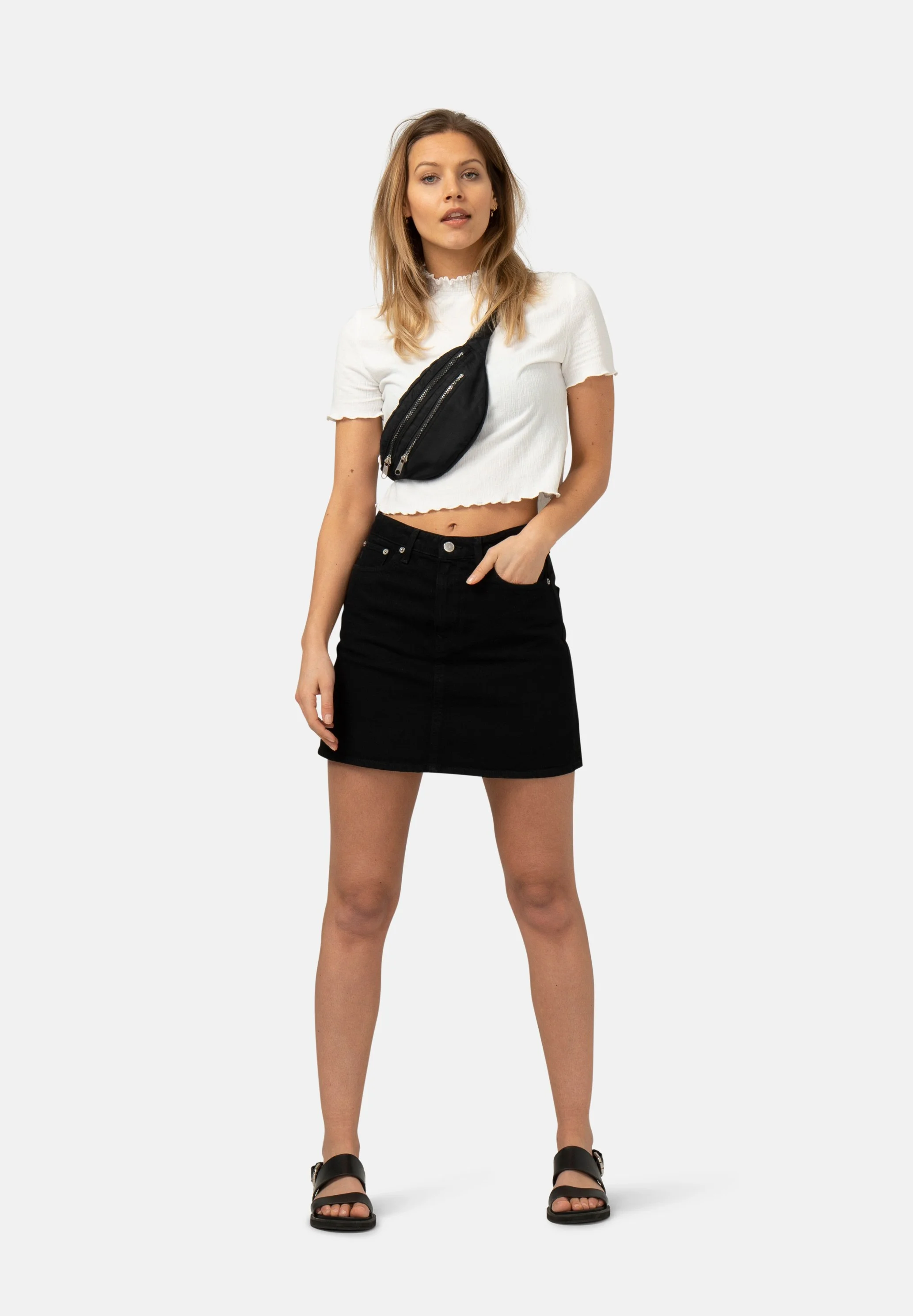 Woman-Sustainable-Jeans-Shophie-Rocks-Dip-Black-Front.jpg