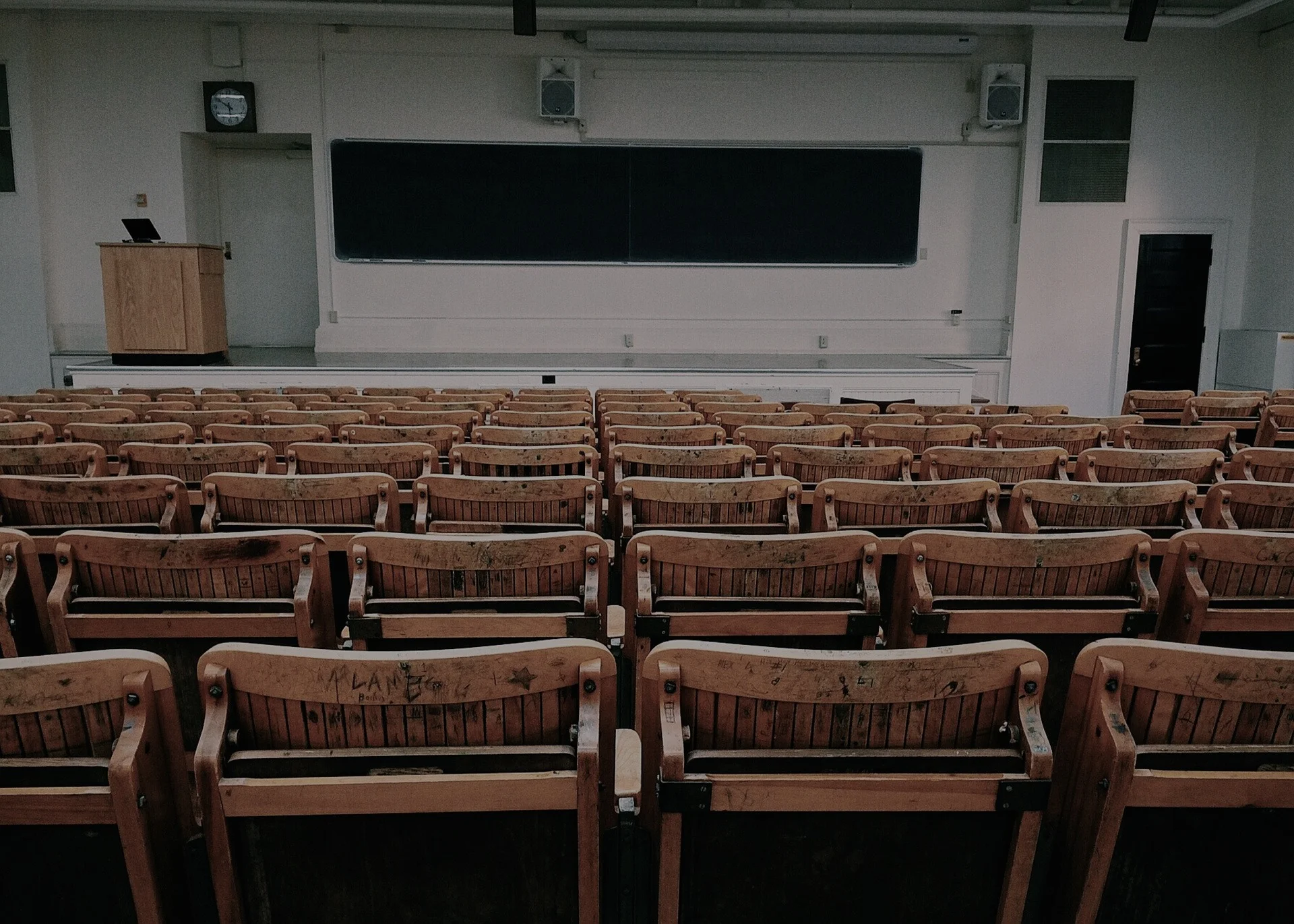 classroom-1699745_1920.jpg