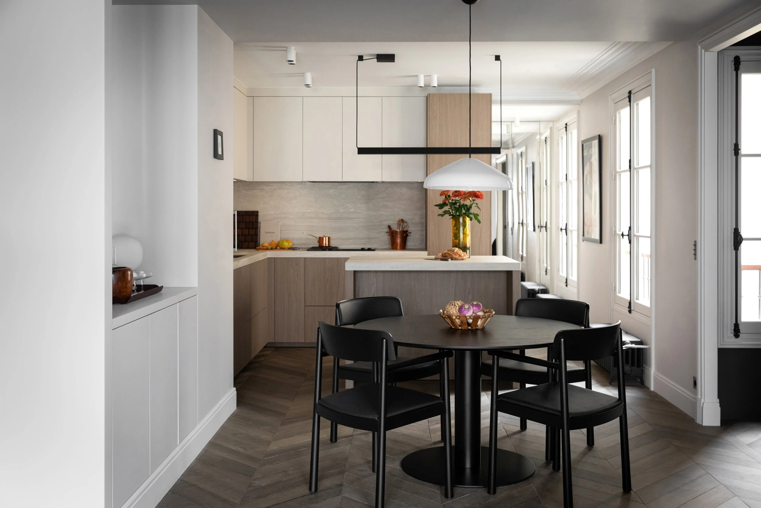 Cuisine en bois et pierre avec îlot dans un appartement rénové du Marais à Paris 3