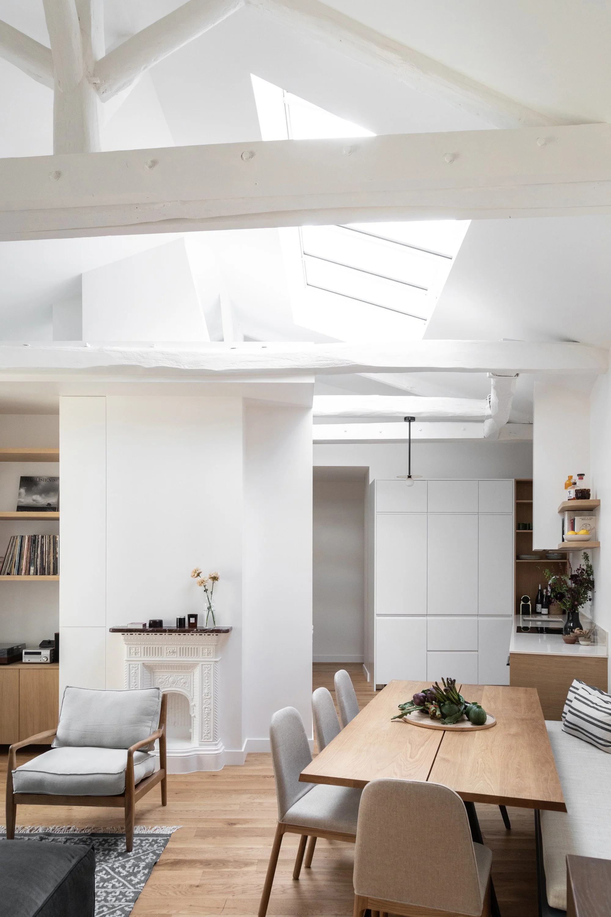 Séjour et cuisine sous la verrière de toit d’un appartement rénové à Montparnasse, Paris 14