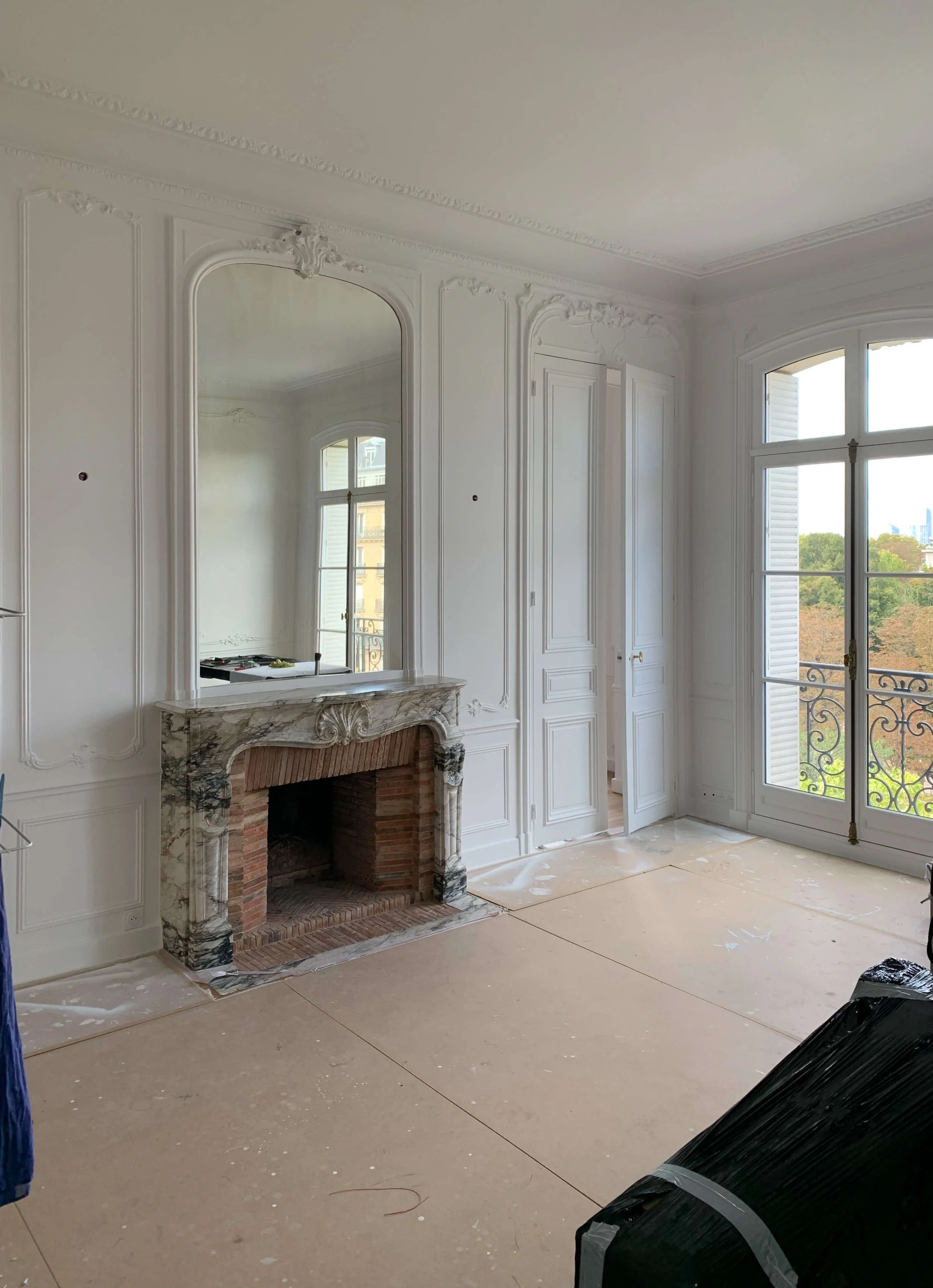 Travaux de peinture et de rénovation des moulures d'un appartement à Beauséjour Paris
