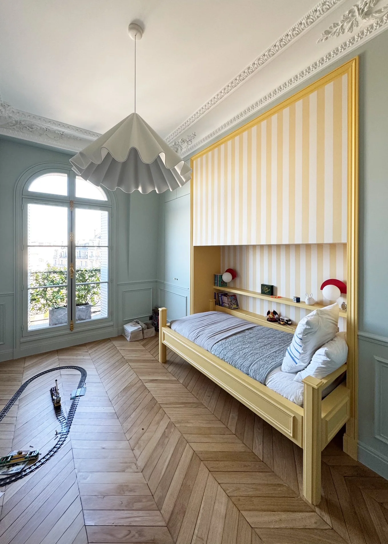 La chambre enfant d'un appartement haussmannien et son lit sur mesure
