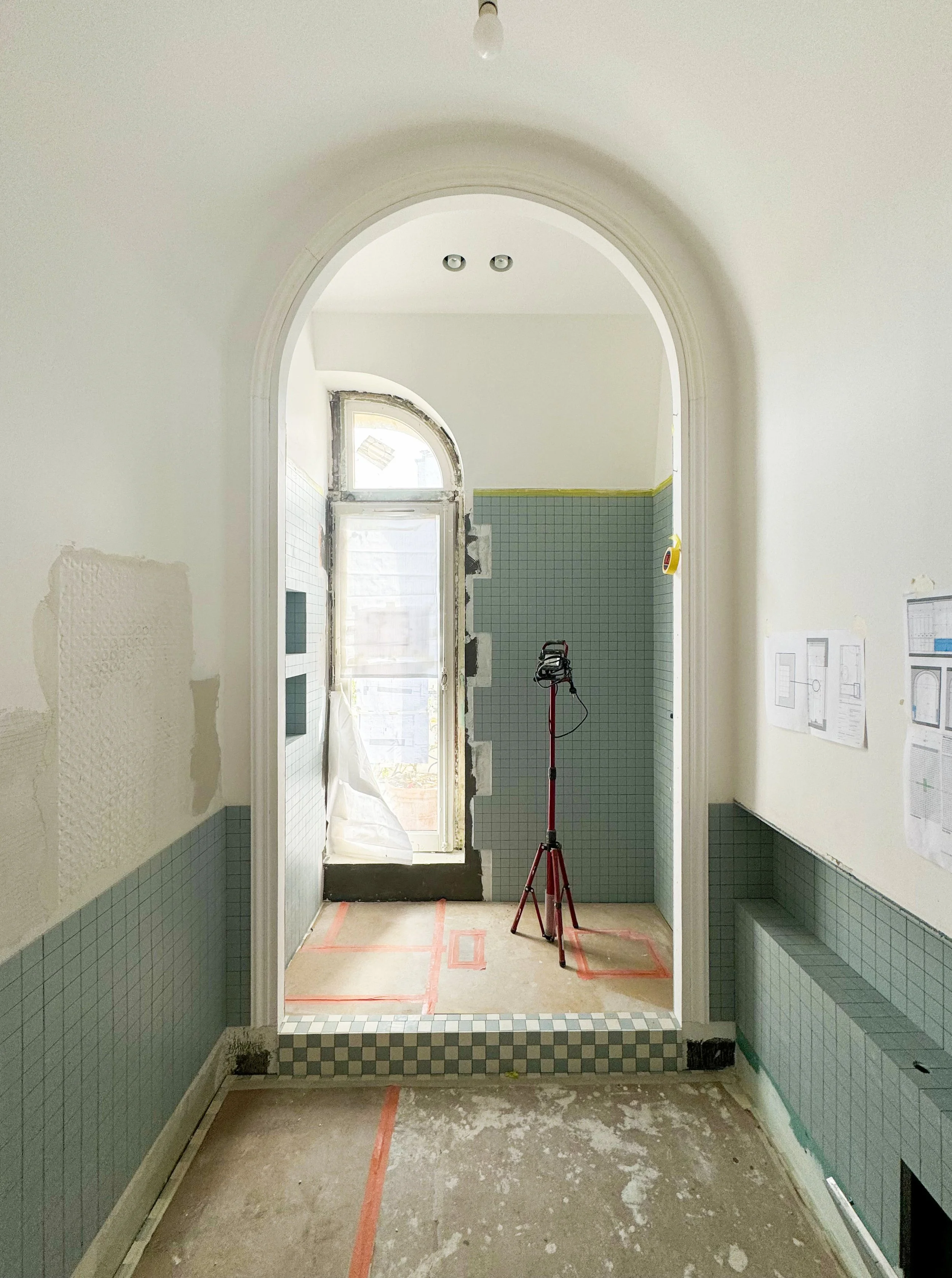Mise en oeuvre du carrelage dans la future salle de bain des enfants d'un appartement à Paris 16