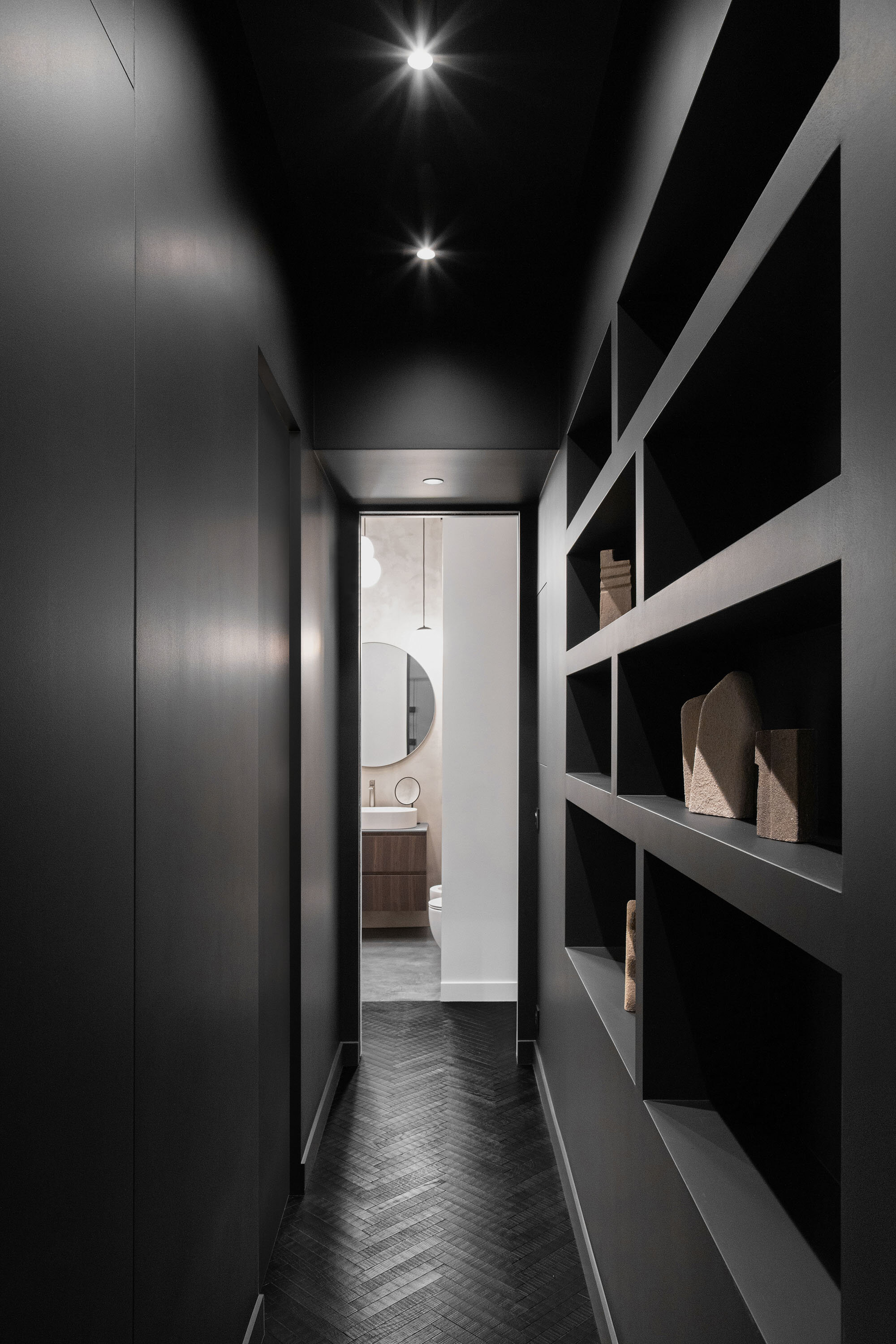 Bibliothèque noire sur mesure dans un appartement rénové à Paris 4