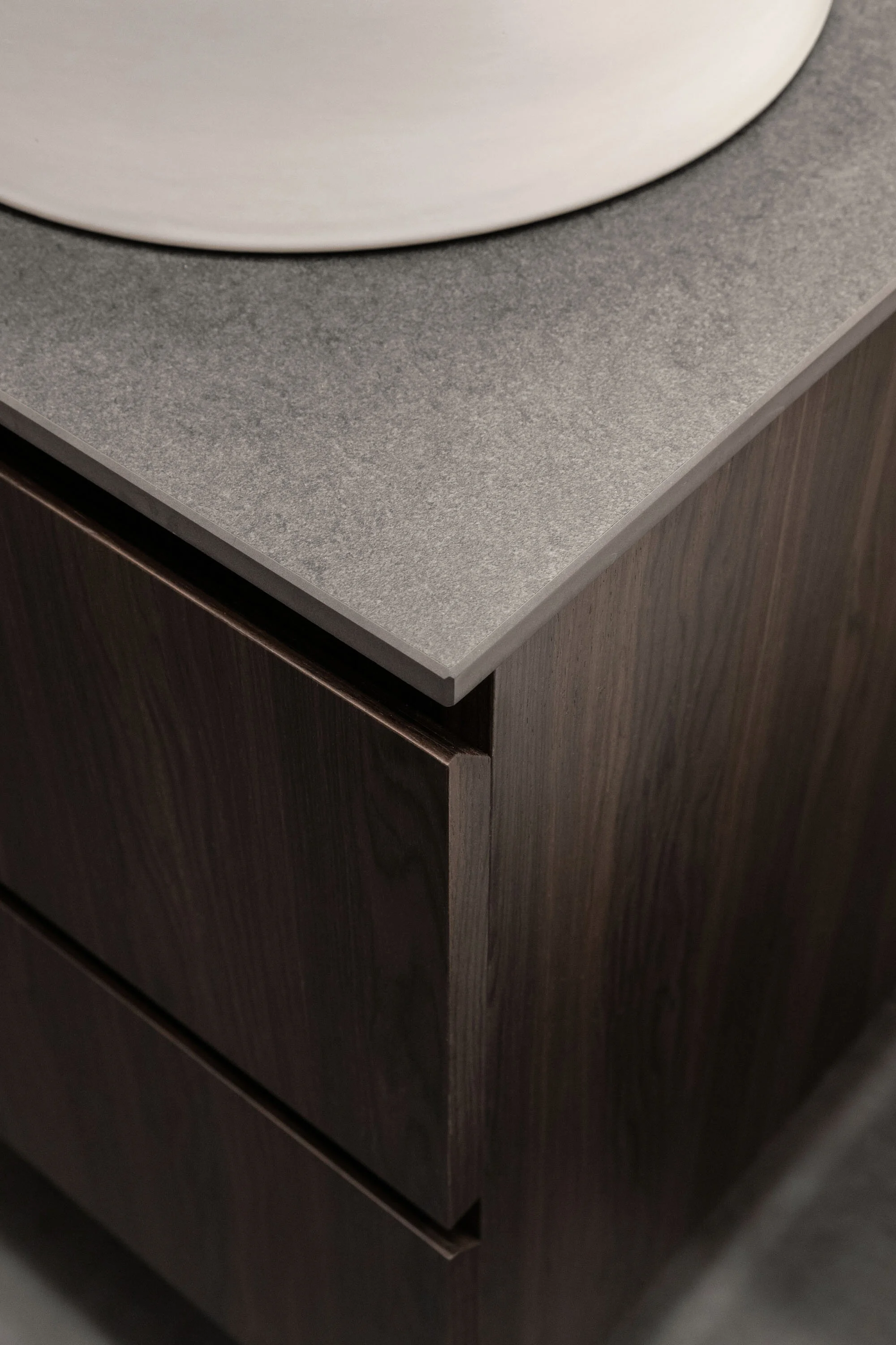 Détail d’un meuble vasque en noyer et plan minéral