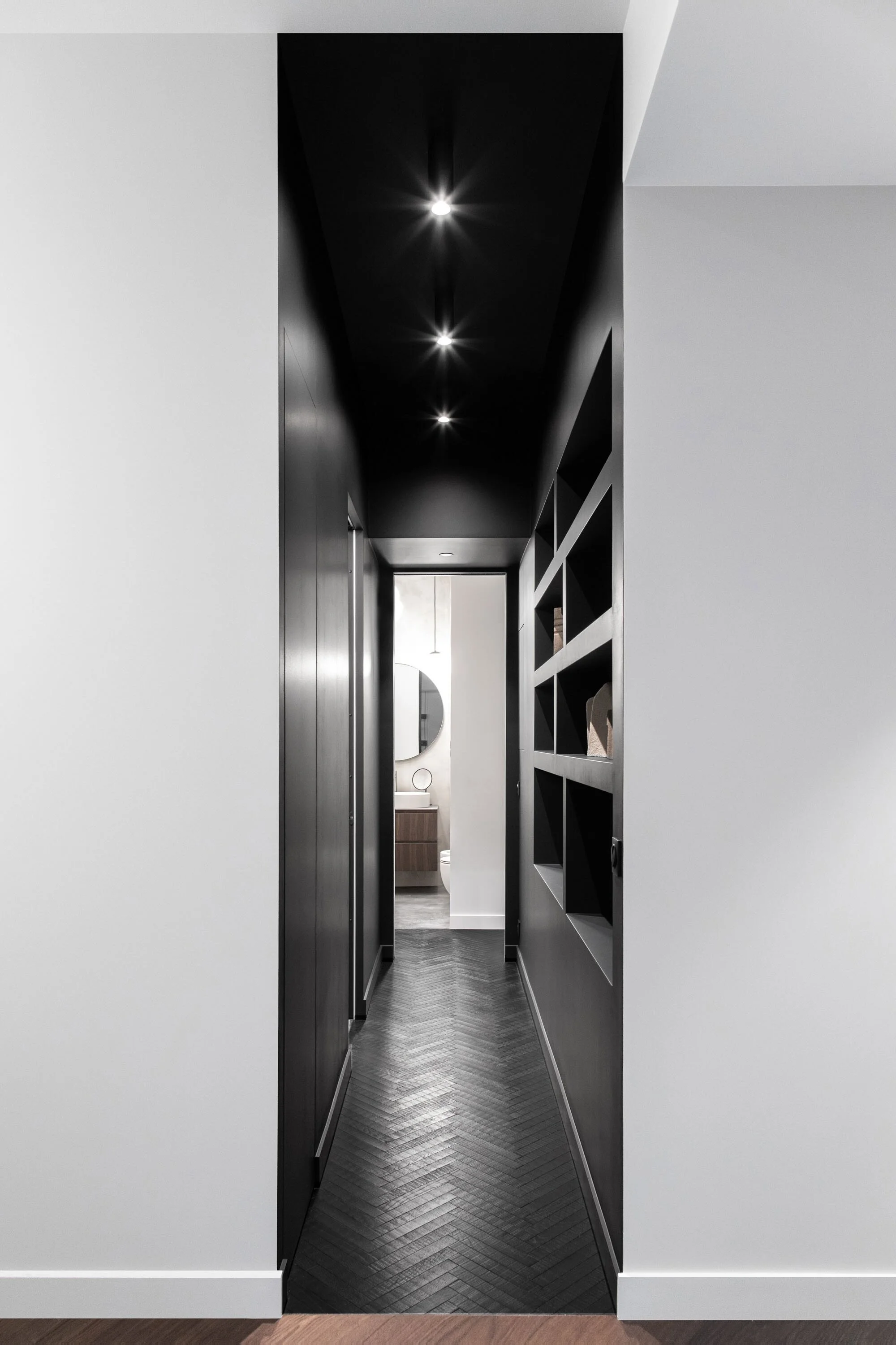 Couloir noir et bibliothèque sur mesure dans un appartement de l’Île de la Cité