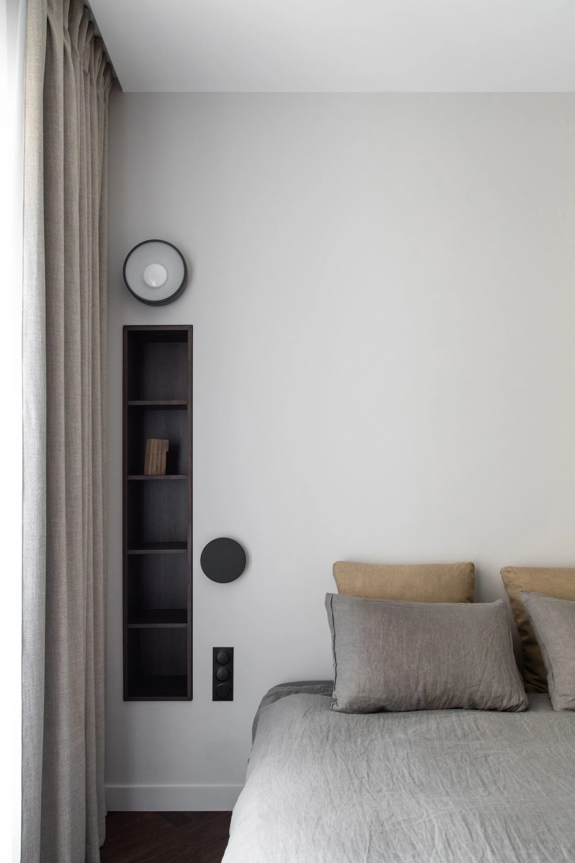 Chambre avec rangements sur mesure dans un appartement parisien