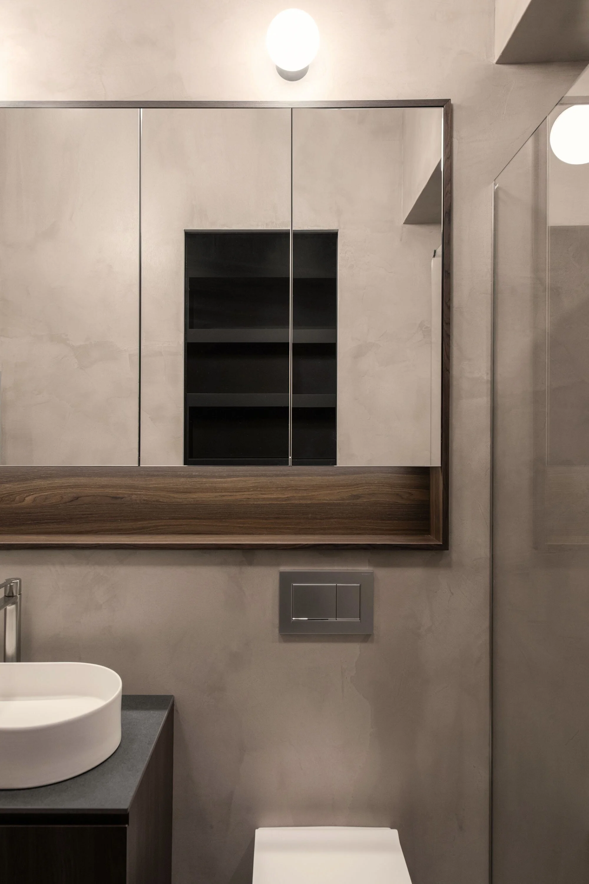 Meuble vasque en noyer dans une salle de bains rénovée en béton ciré à Paris 4