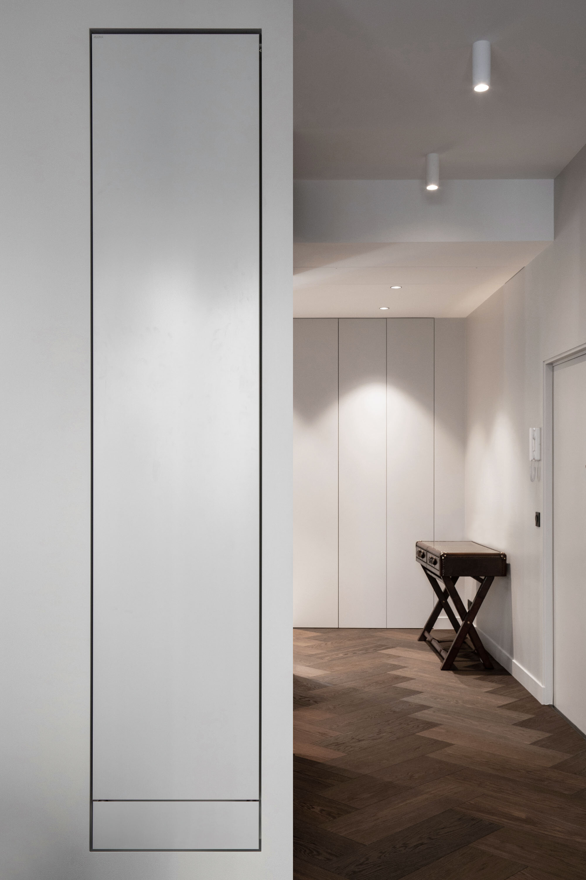 Entrée avec radiateur intégré dans le mur dans un appartement rénové