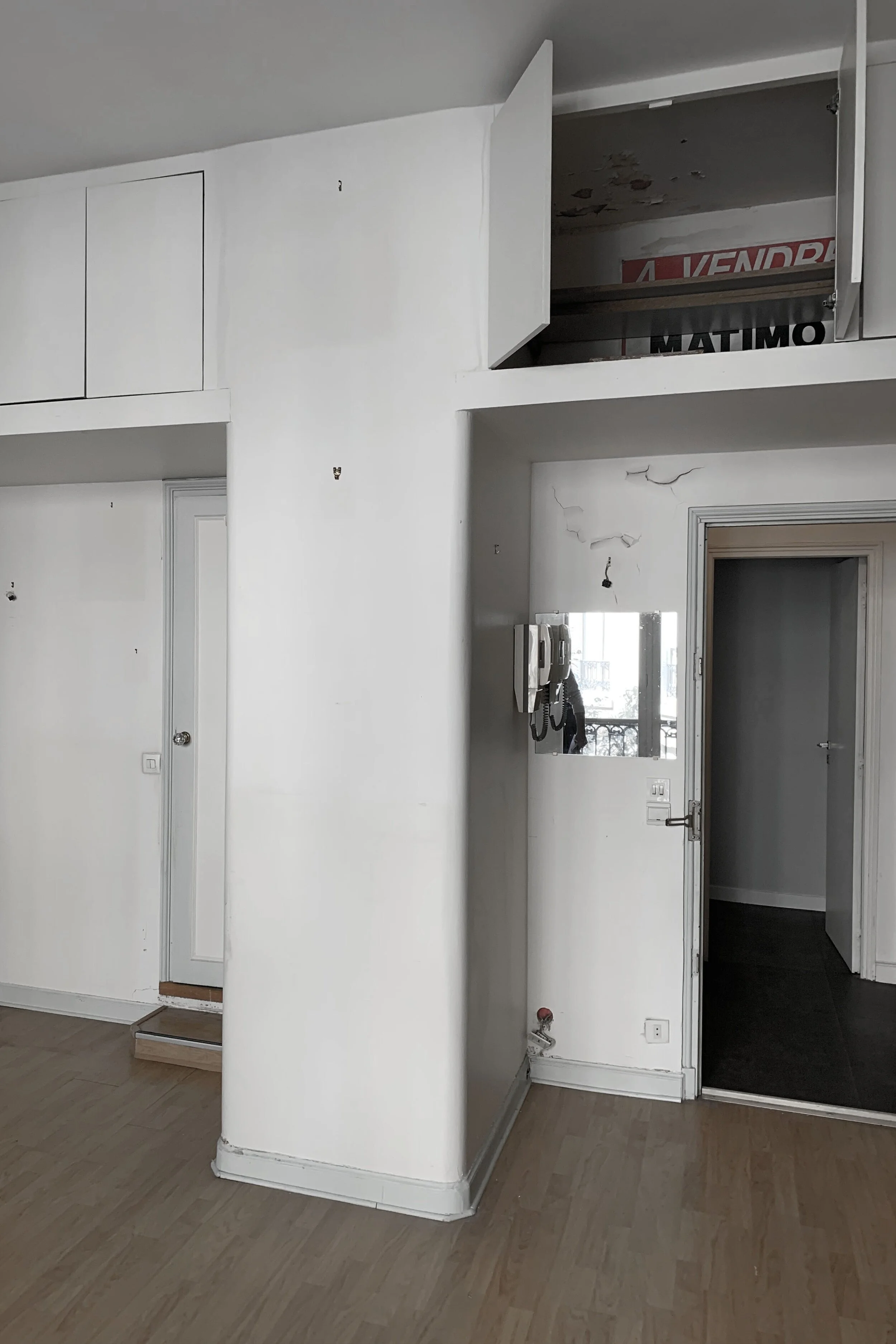Entrée d’un appartement avant rénovation sur l’Île de la Cité