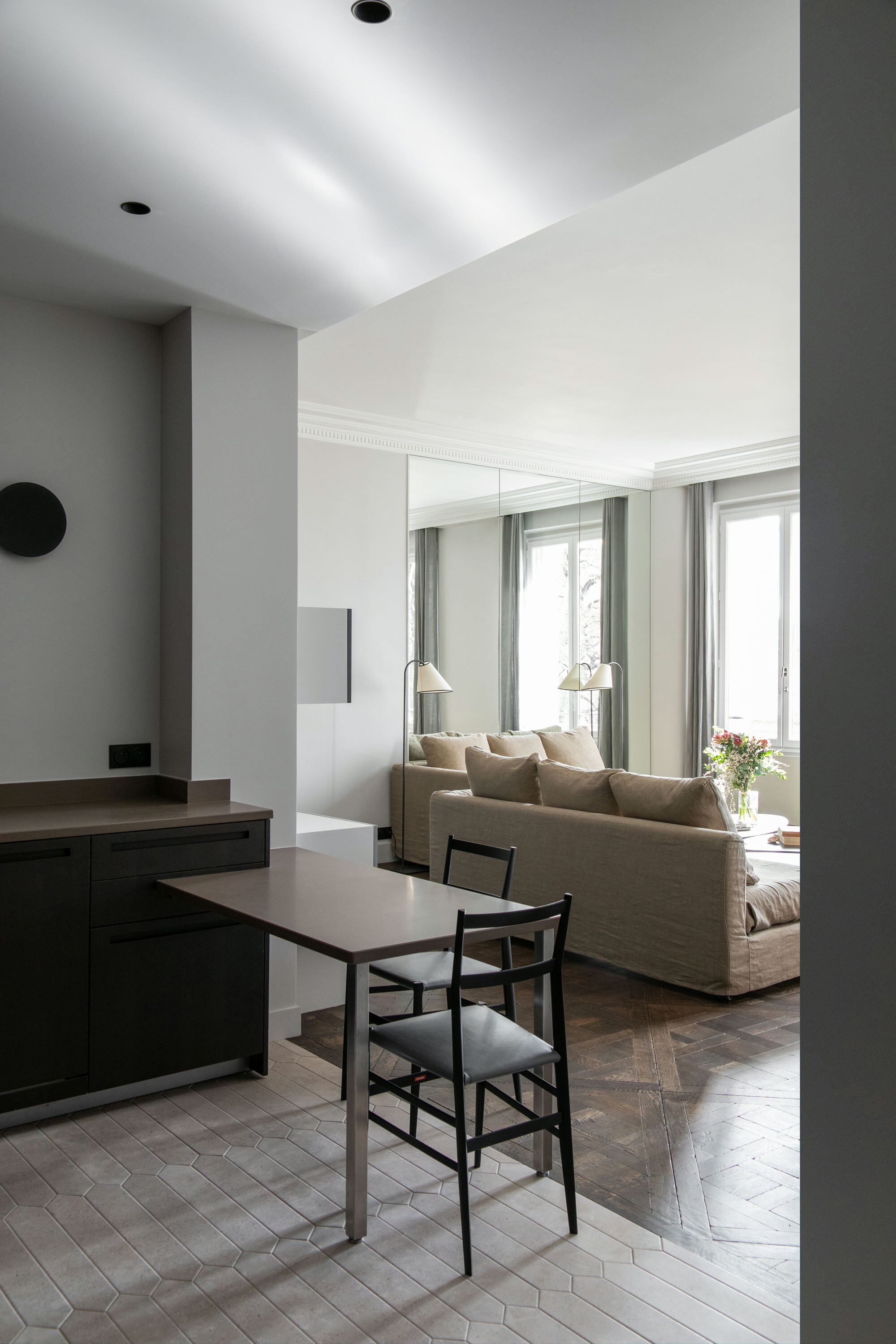 Cuisine ouverte sur le séjour d’un appartement rénové sur l’Île de la Cité