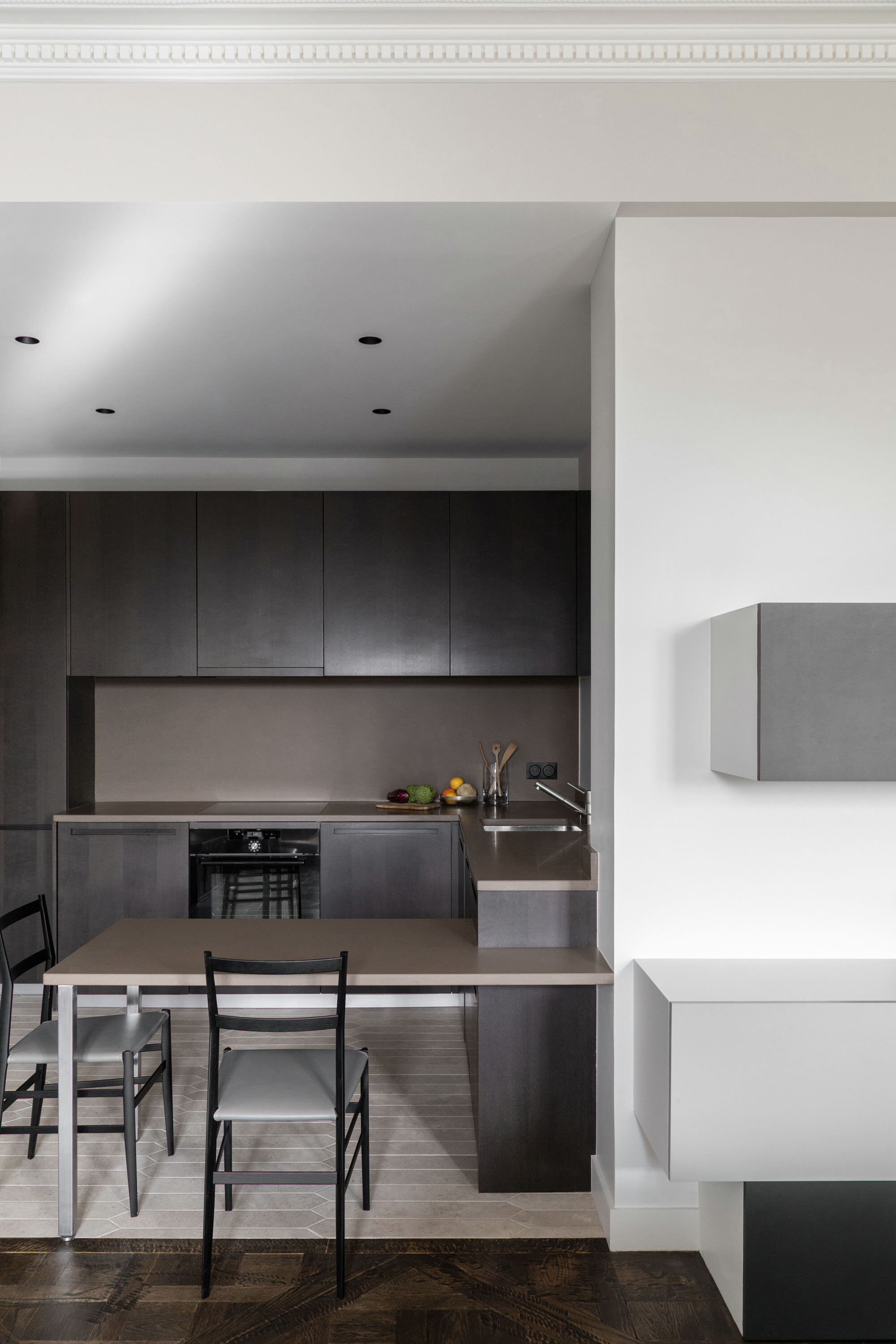 Cuisine noire boffy sur mesure dans un appartement rénové à Paris 4