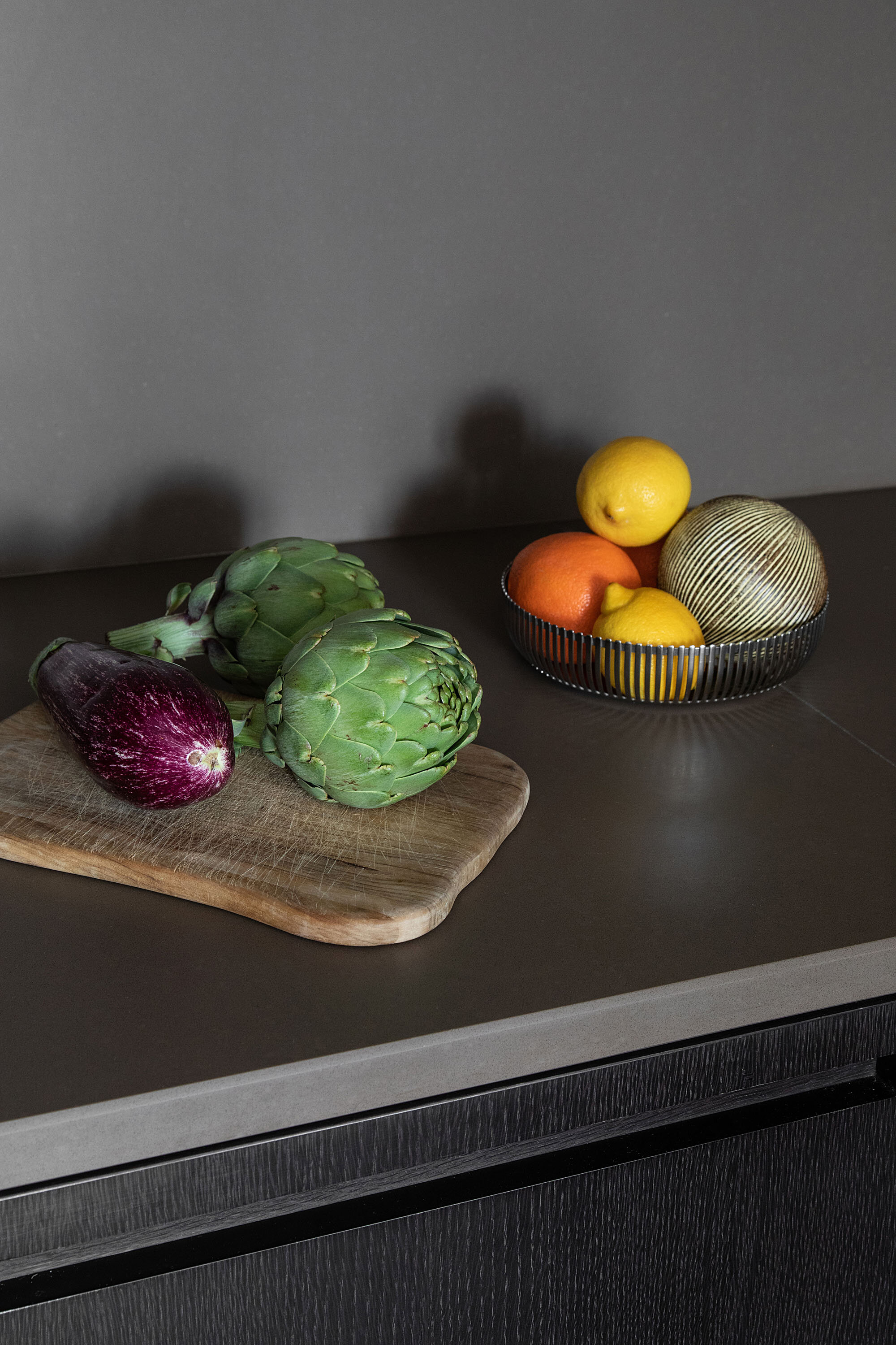 Détail du plan de travail d’une cuisine noire sur mesure