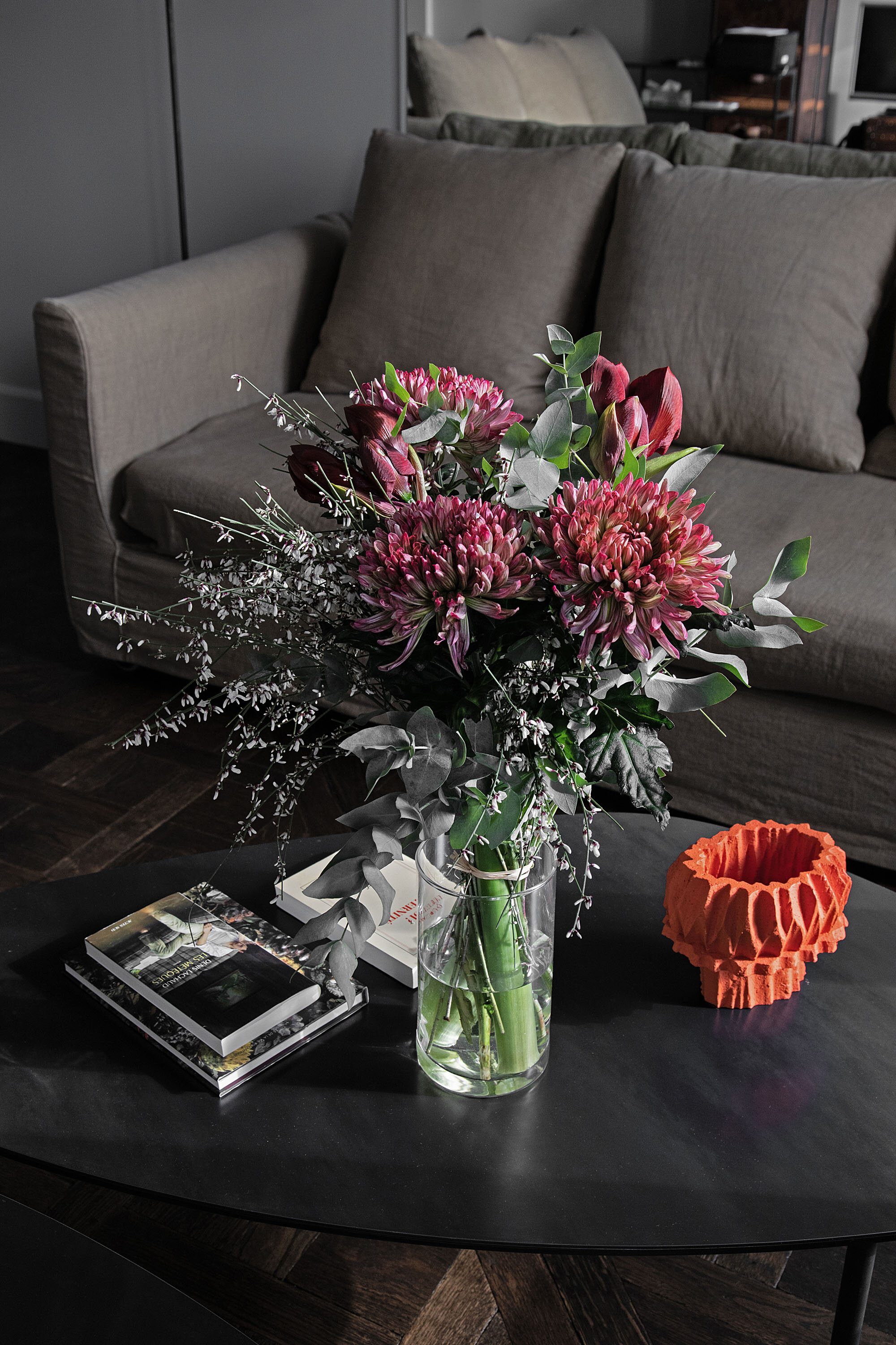 Détail du salon avec table basse et mobilier contemporain