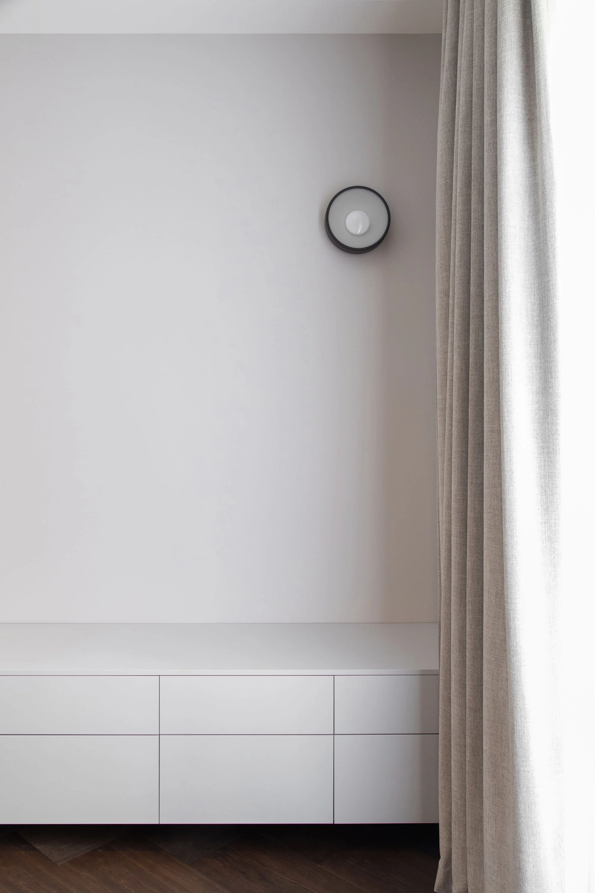 2Détail de la chambre avec la commode réalisée sur mesure