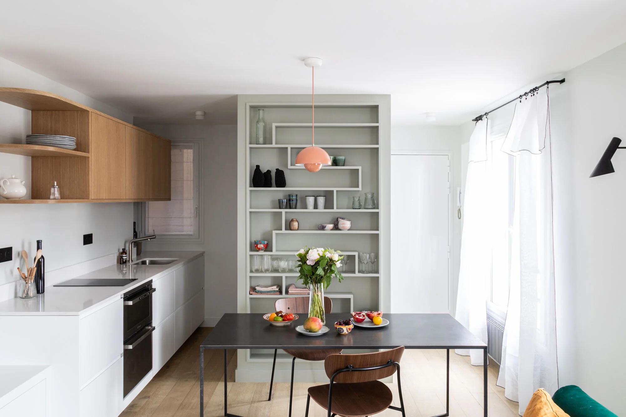 Intérieur et cuisine d’un pied-à-terre rénové à Paris 9