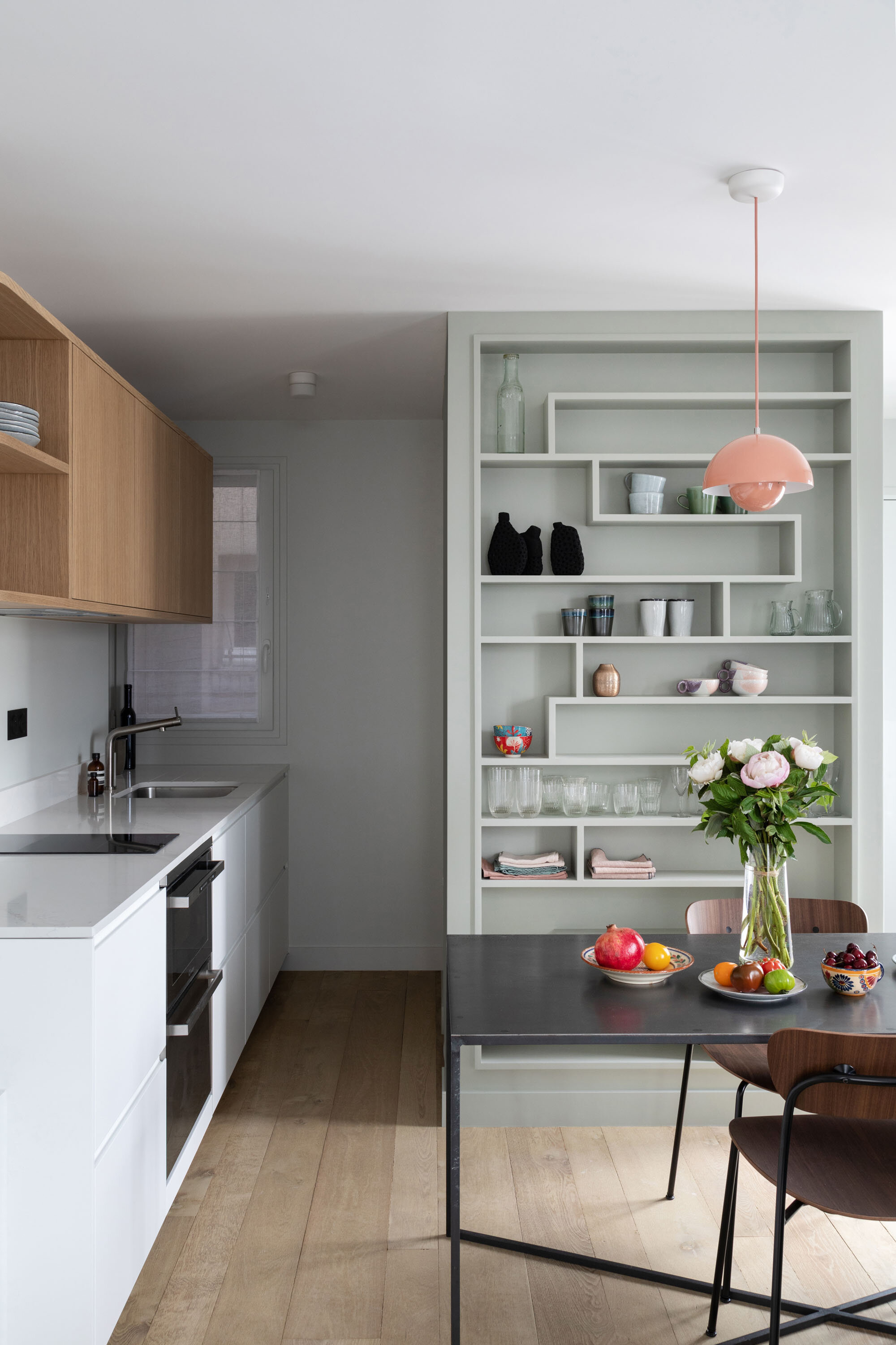 Intérieur d’un pied-à-terre rénové à Paris 9 avec une étagère sur mesure