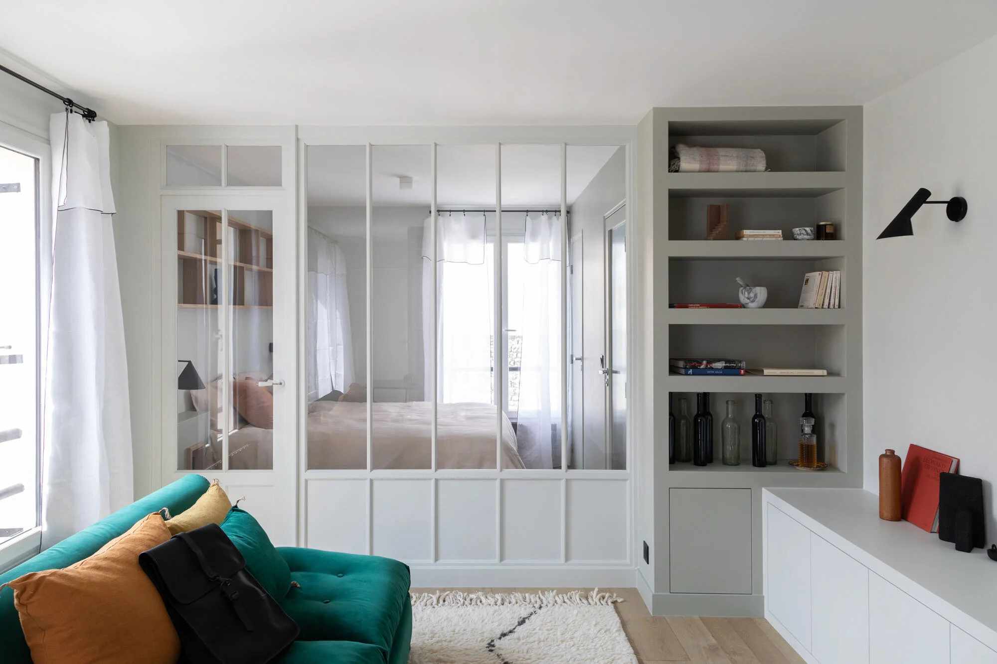 Verrière en bois de chêne, peinte en gris de chez Ressource. Rénovation appartement Paris.