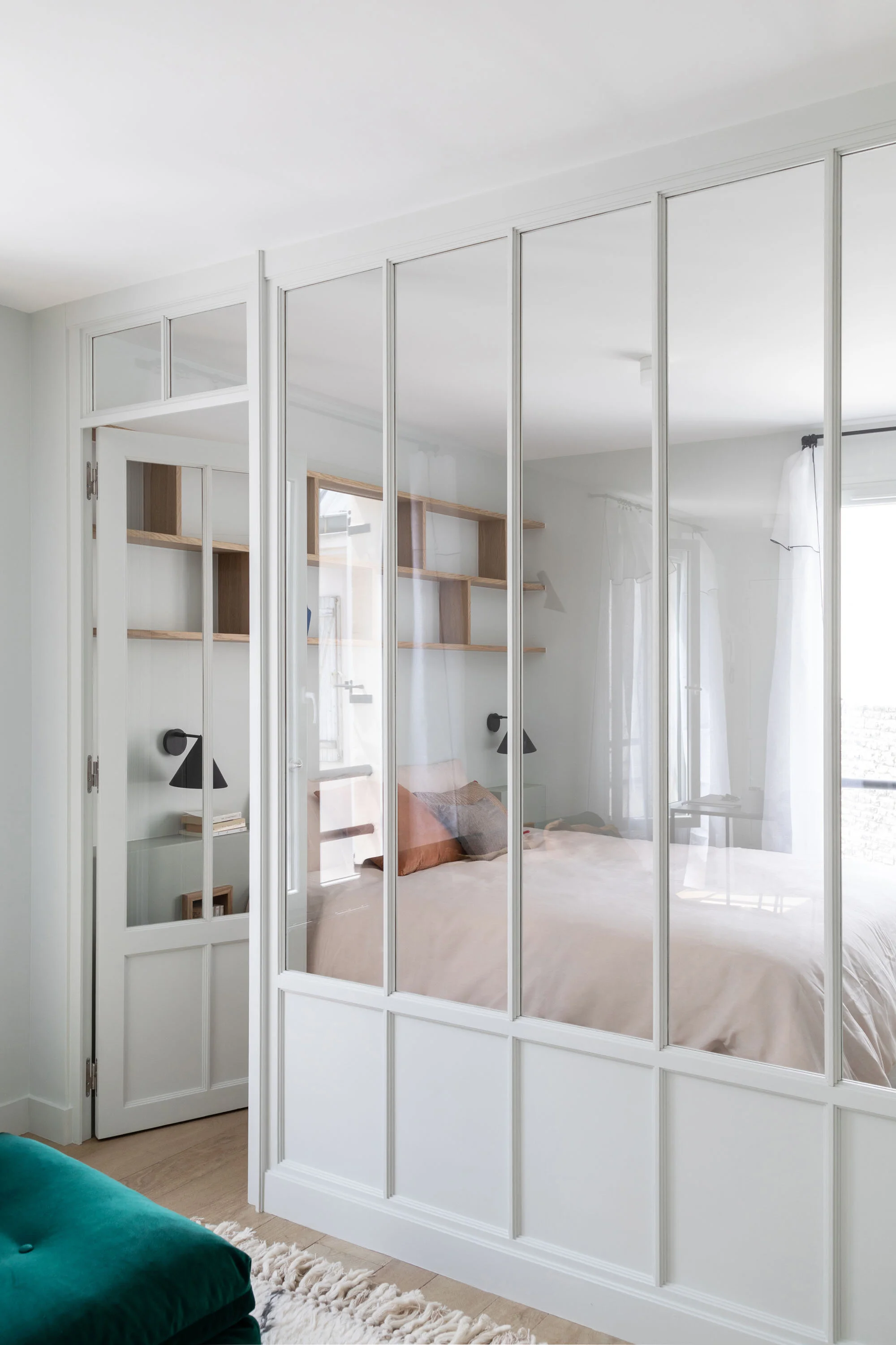 Verrière en bois de chêne, peinte en gris de chez Ressource. Rénovation appartement Paris.