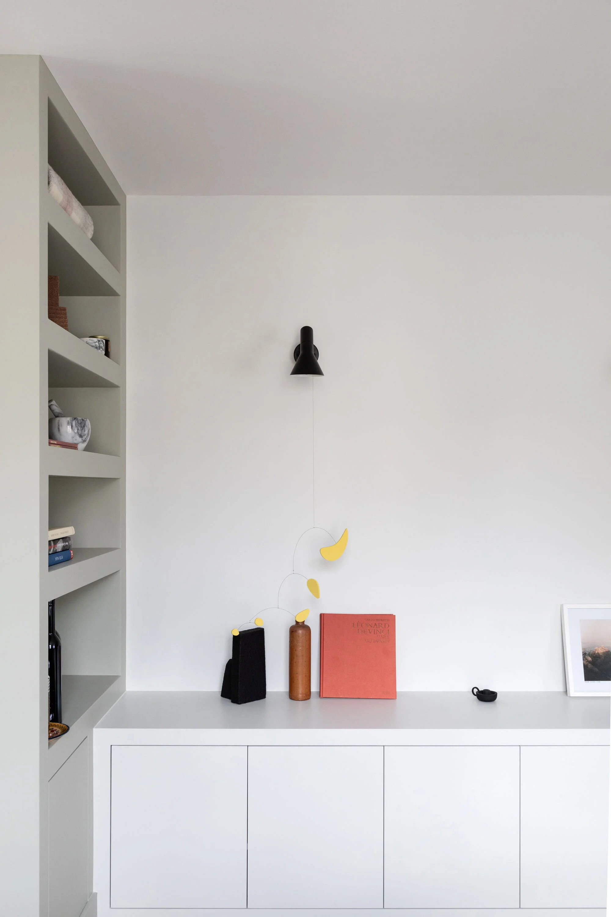 Étagères maçonnées, peinte en gris de chez Ressource. Rénovation appartement Paris.