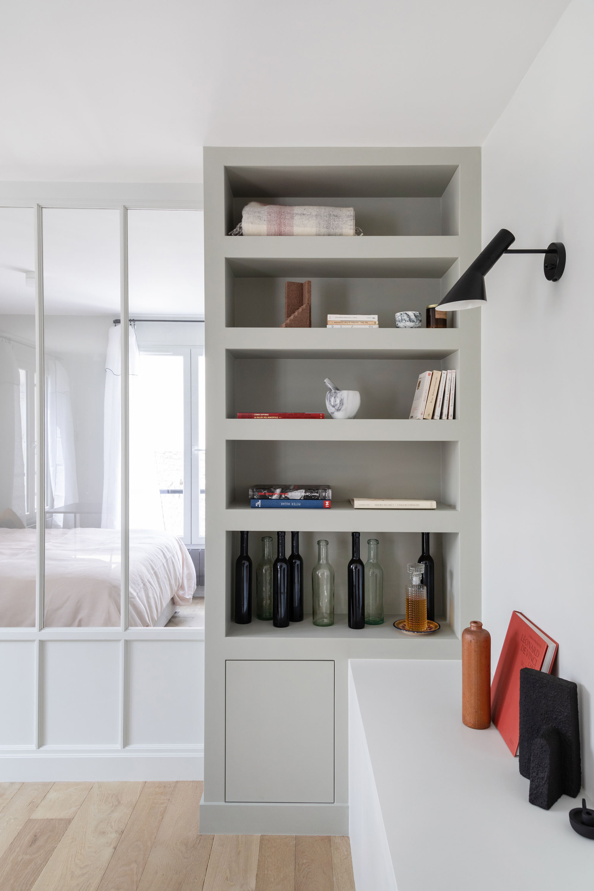Étagères maçonnées, peinte en gris de chez Ressource. Rénovation appartement Paris.