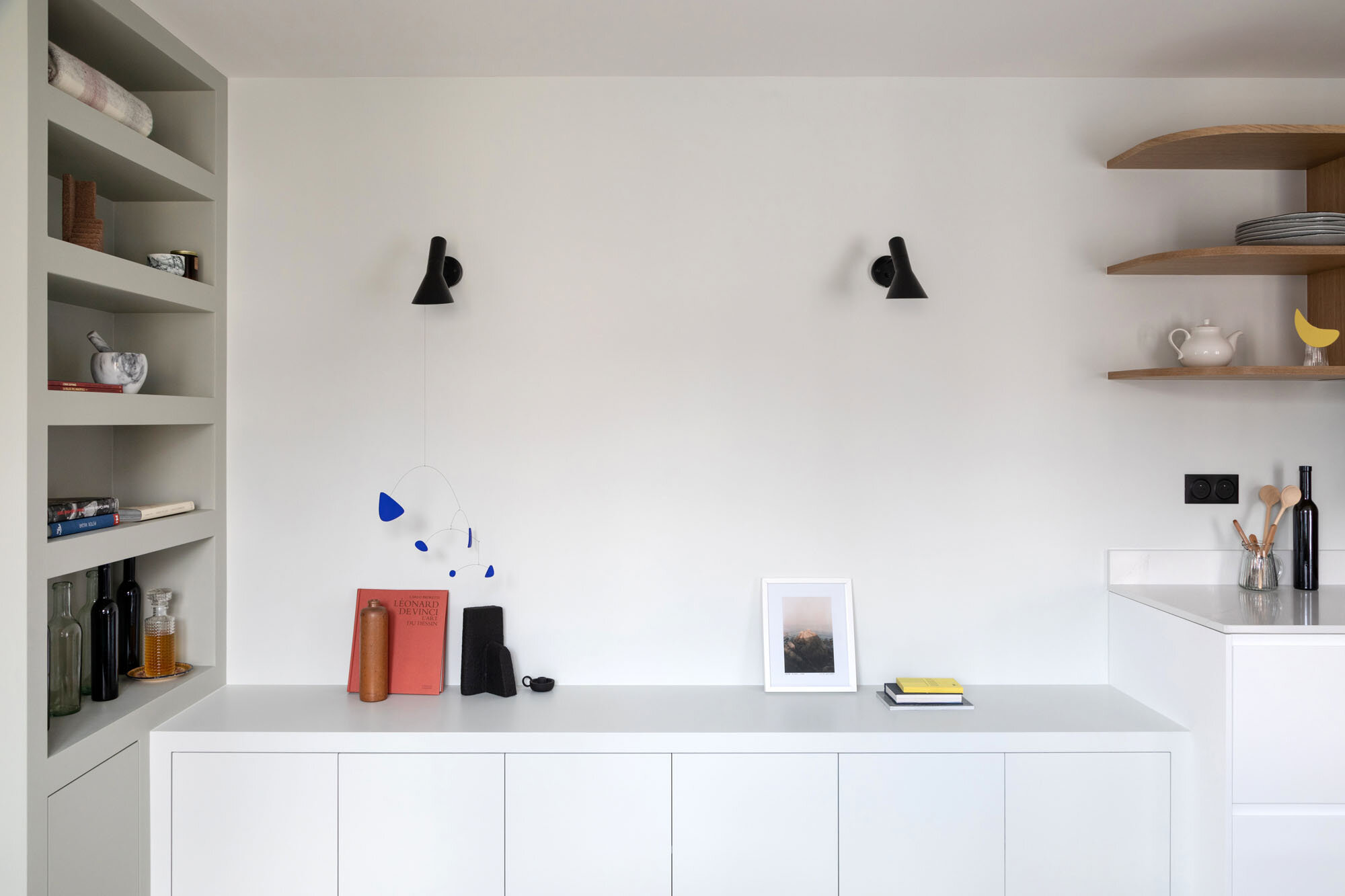 Étagères maçonnées, meubles sur mesure, peinte en gris de chez Ressource. Rénovation appartement Paris.