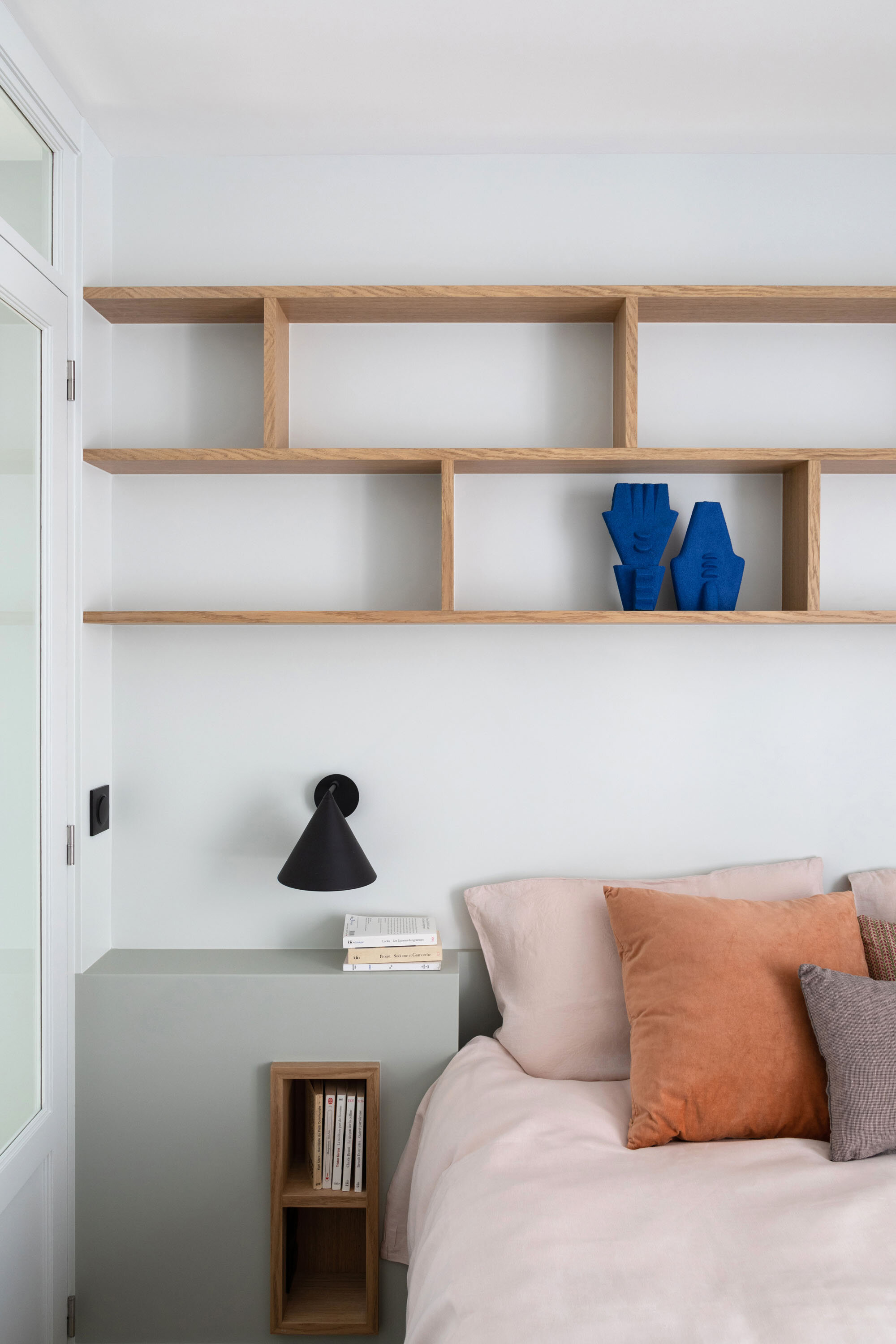 Étagères sur mesure en chêne dans un appartement rénové à Paris 9