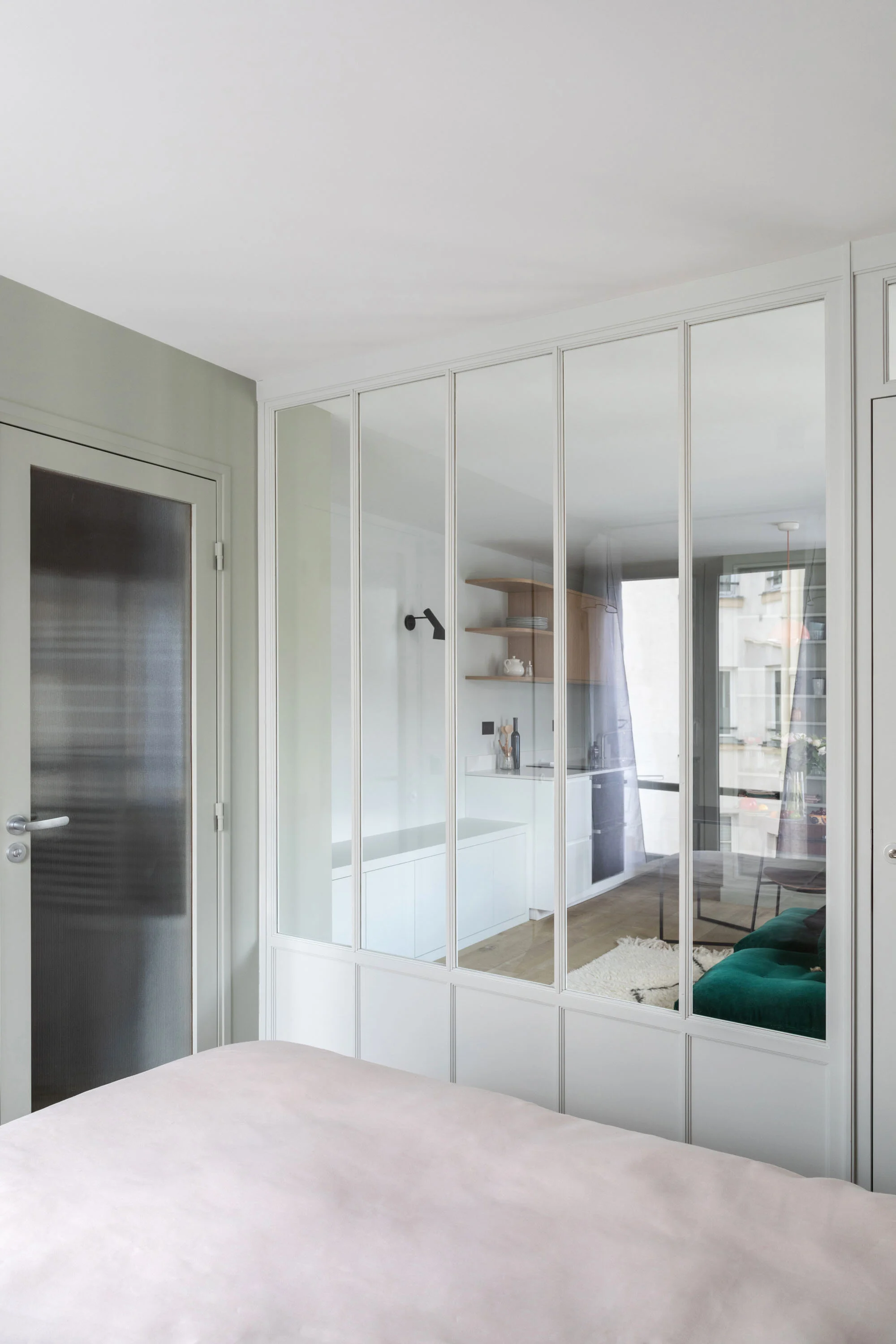 Verrière en bois de chêne, peinte en gris de chez Ressource. Rénovation appartement Paris.