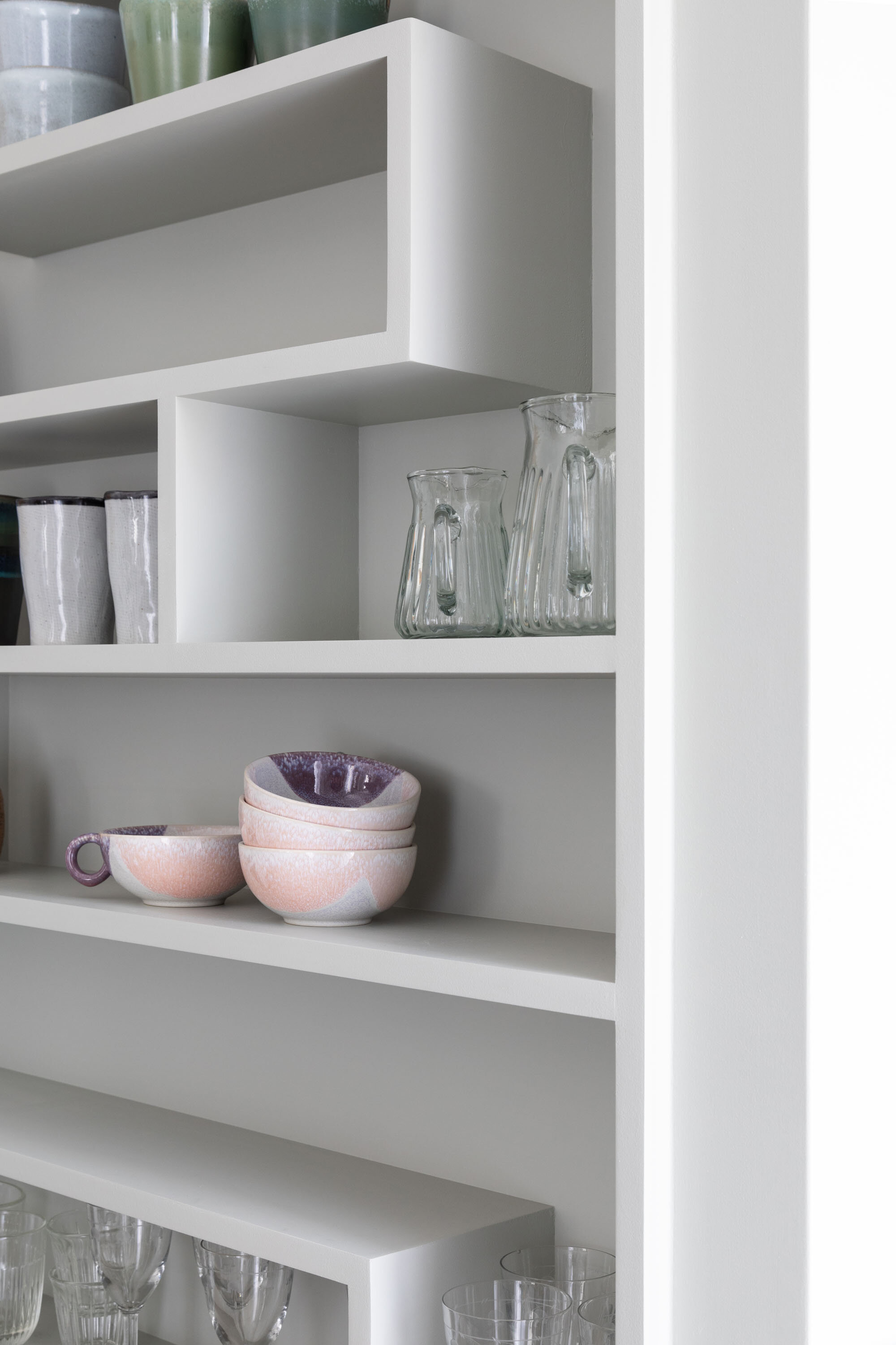 Étagères sur mesure dans un appartement rénové à Paris 9