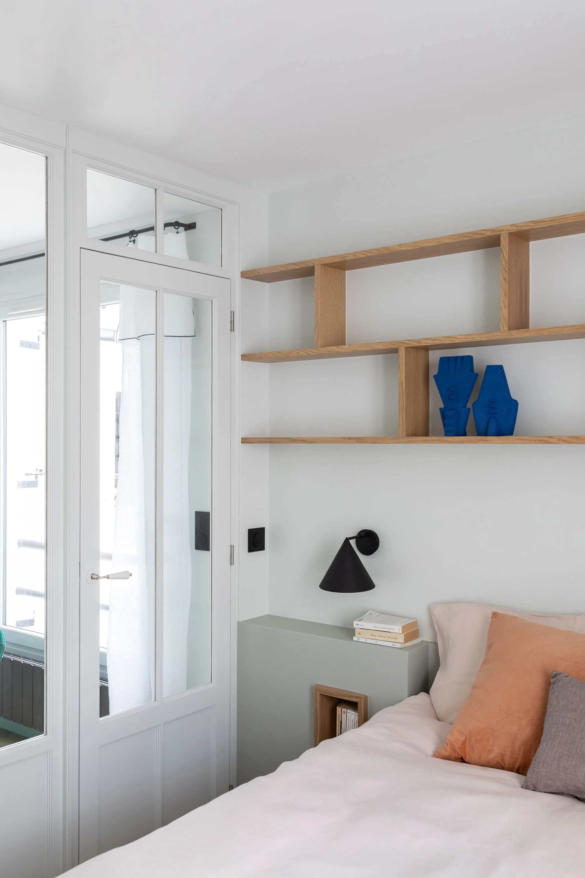 Verrière en bois de chêne séparant le séjour et la chambre