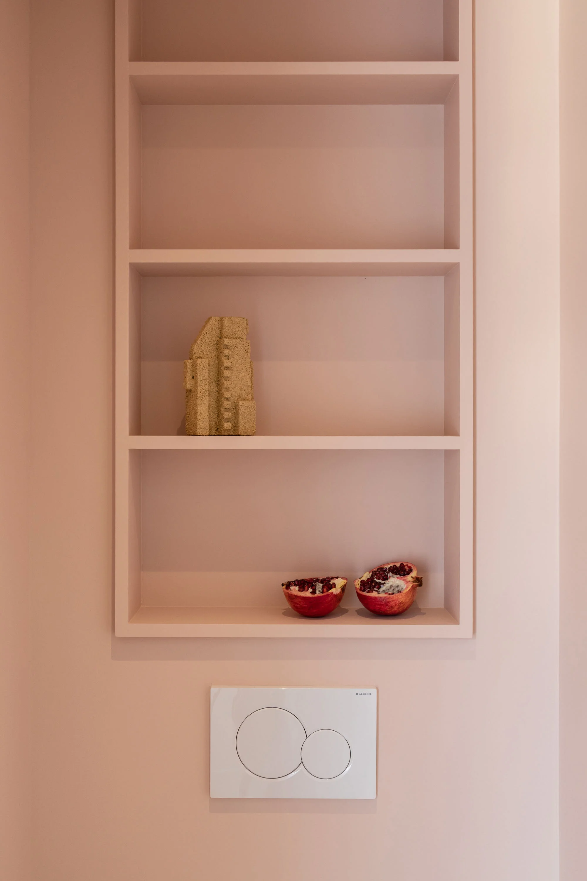 Detail des étagères en MDF peintes en rose au dessus du bati support des WC