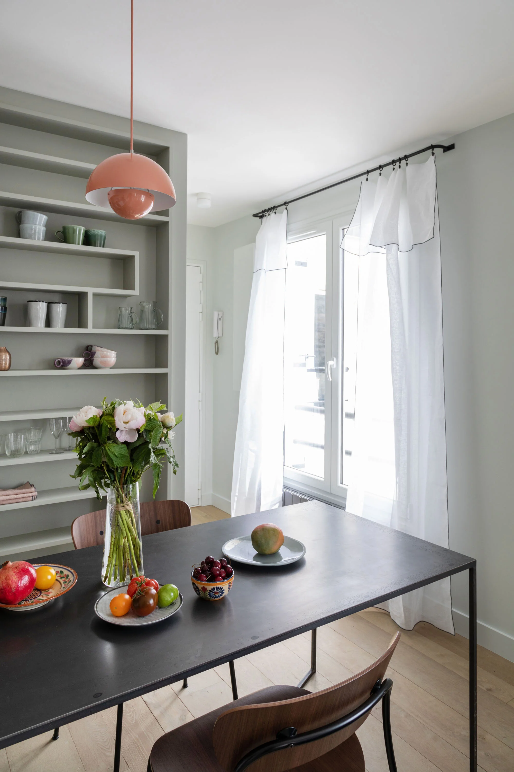 Salon d’un pied-à-terre rénové à Notre-Dame-de-Lorette, Paris 9