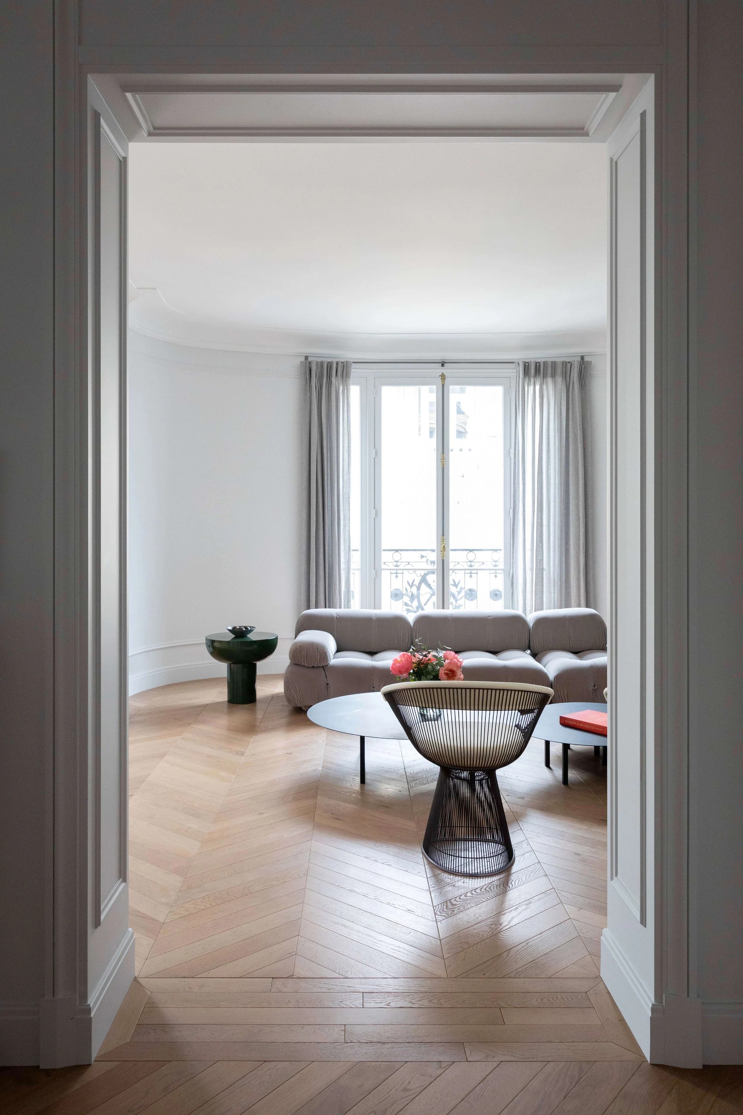Salon d’un appartement haussmannien rénové à Passy avec parquet en point de Hongrie et mobilier contemporain