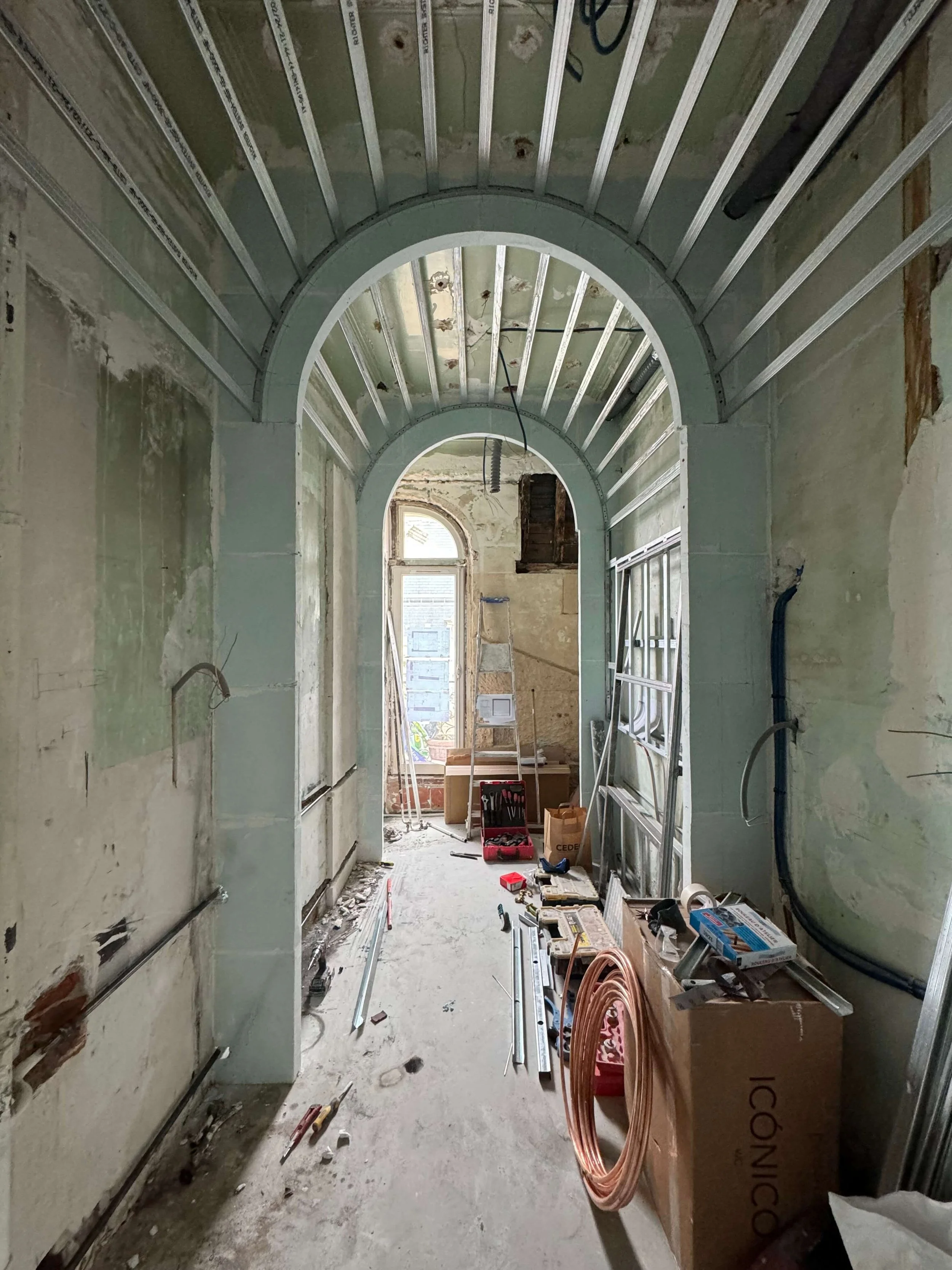 Mise en place des supports de la maçonnerie d'une salle bain pour des enfants à paris