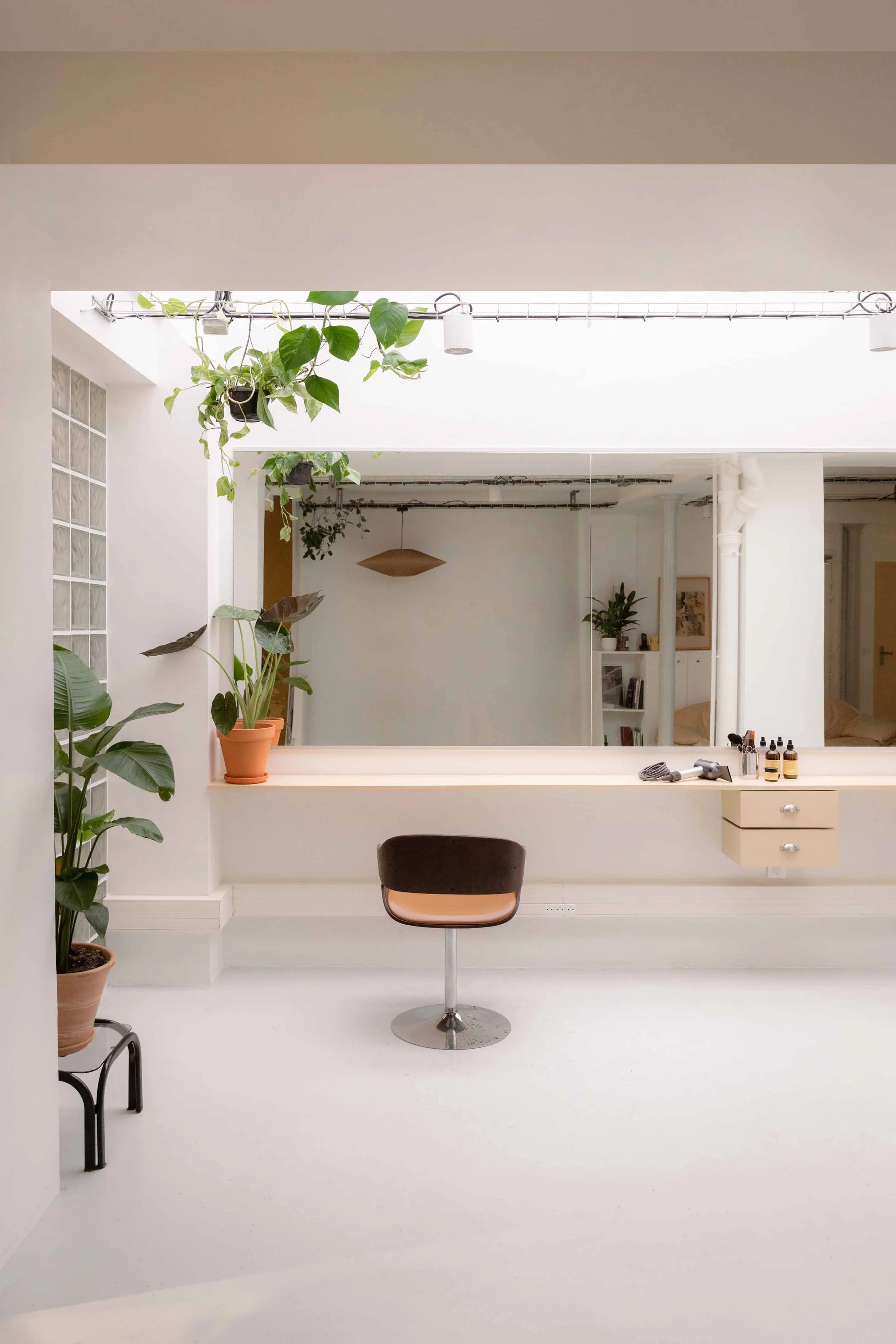 L'espace de coiffure du salon Maison crinière rénové par l'agence d'architecture inée