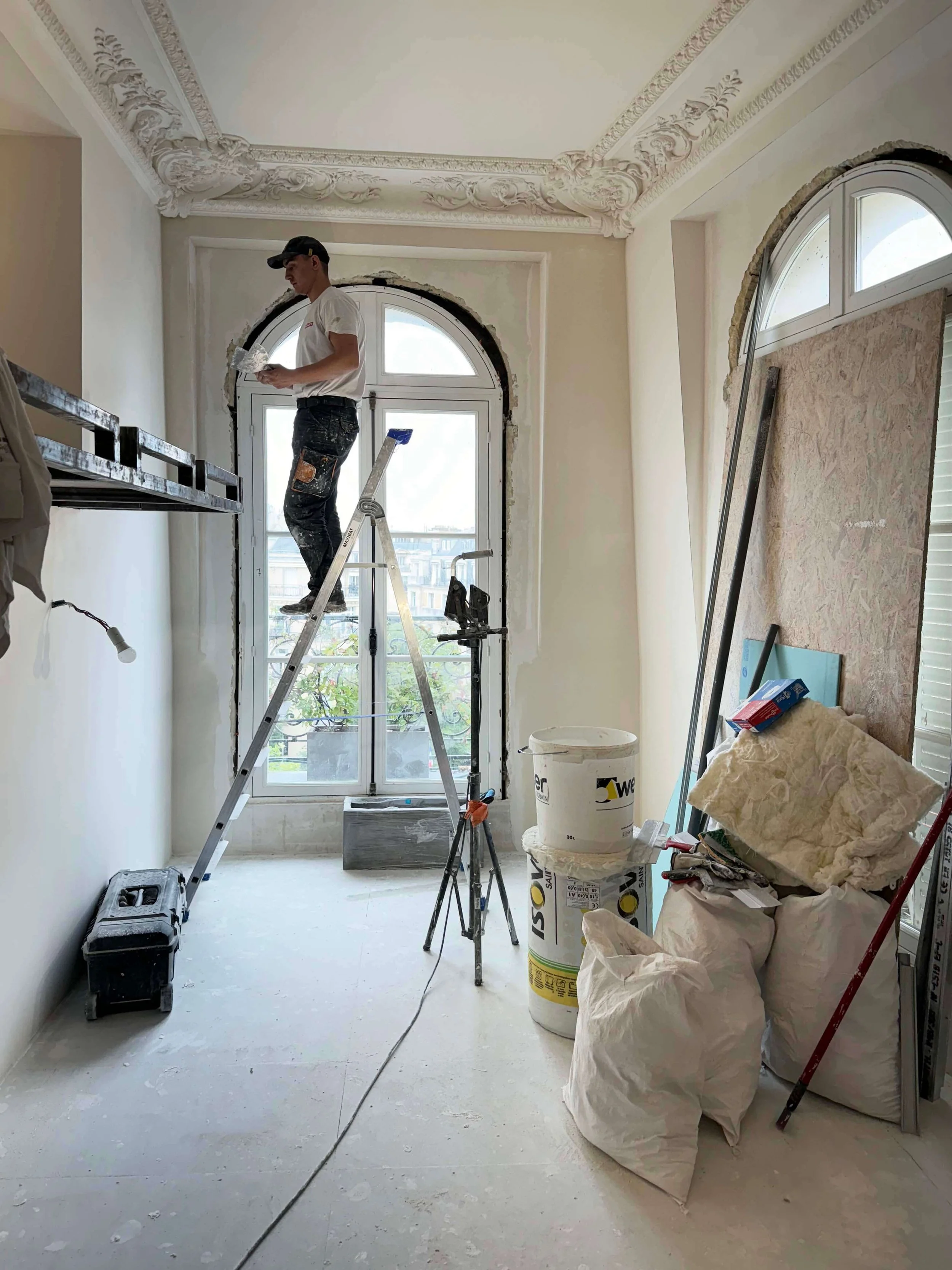 Un staffeur réalise des moulures en plâtre à l'ancienne dans un appartement haussmannien à Paris
