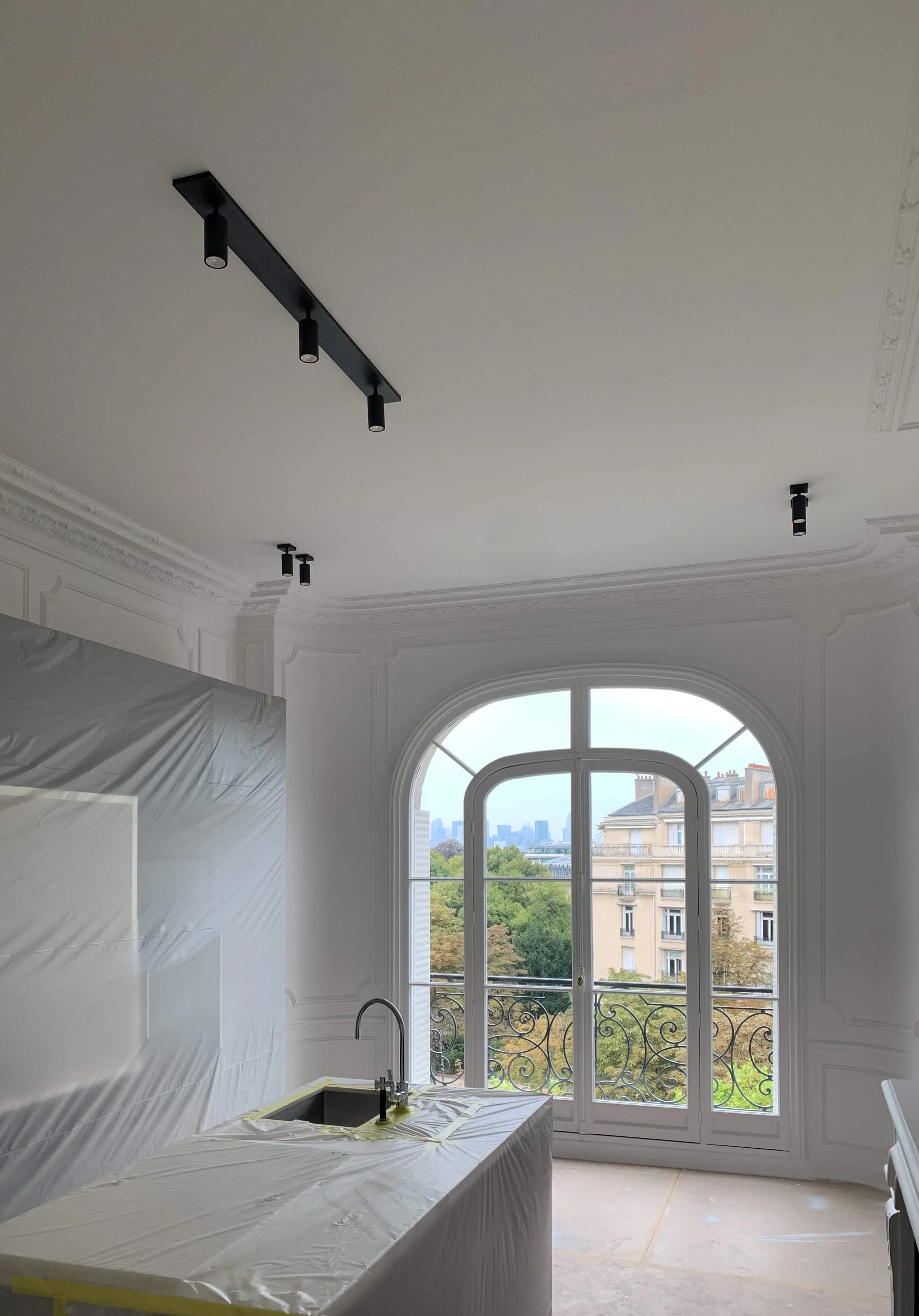 Les meubles de cuisine sont protégés lors de la rénovation d'un appartement haussmannien
