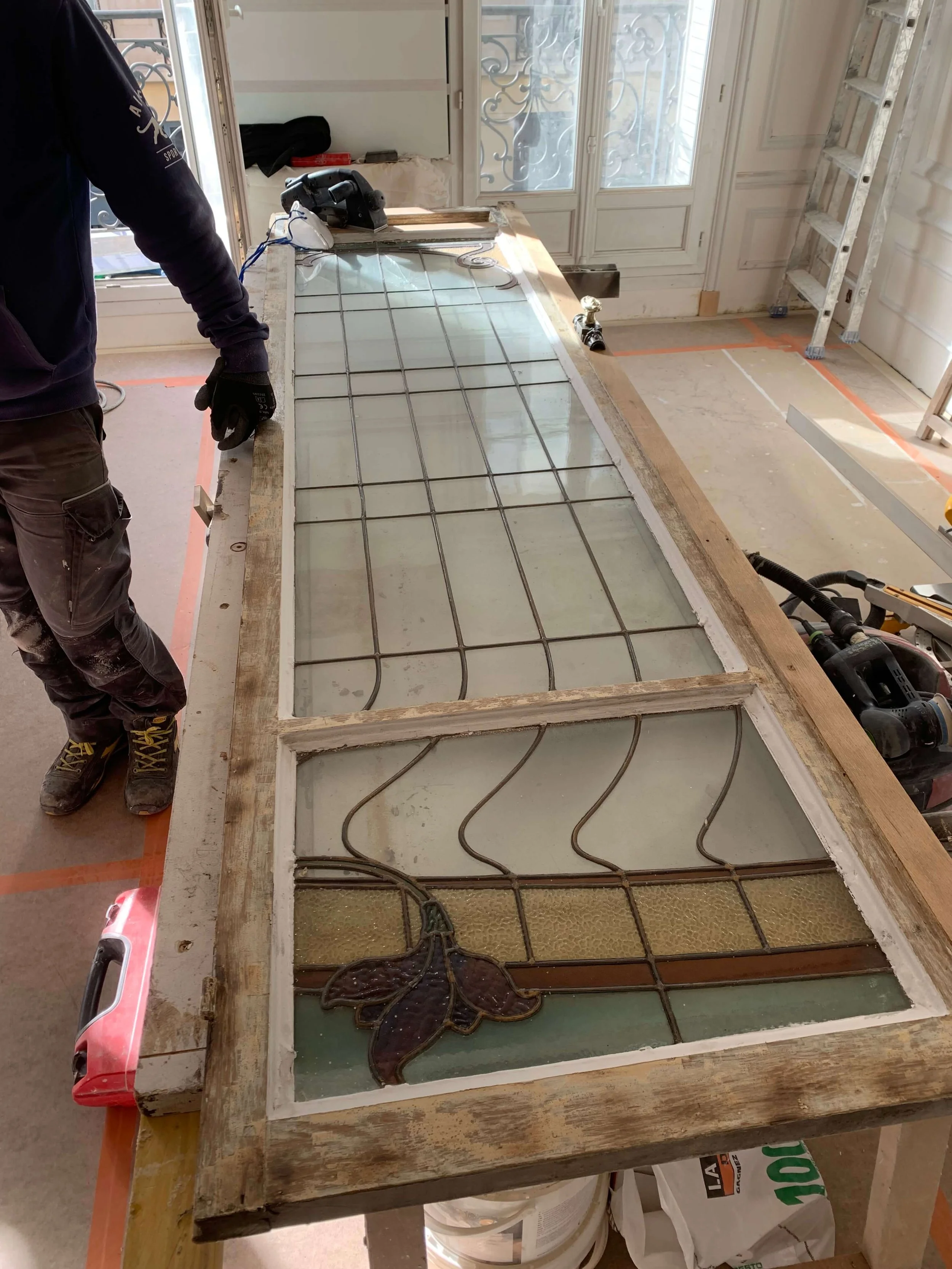 Restauration d'une fenêtre en bois et de son vitrail lors de la rénovation d'un appartement à Paris