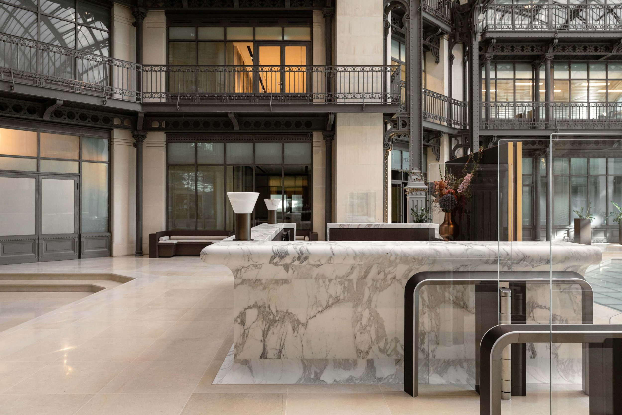Banque d’accueil en marbre dans le hall historique d’un immeuble de bureaux à Paris