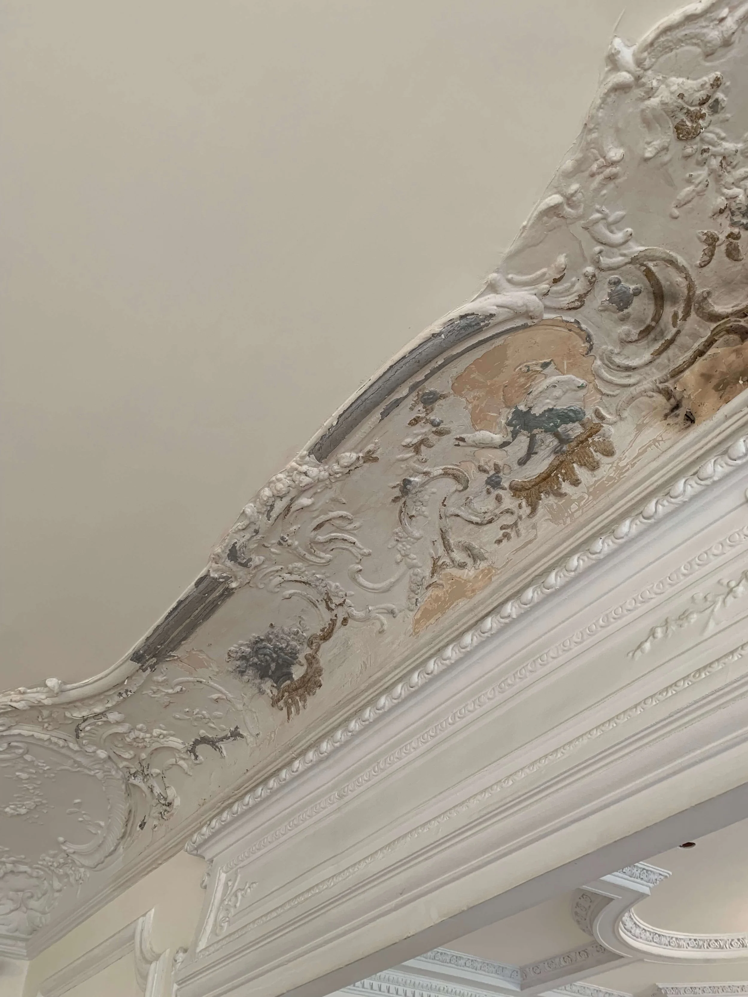 Rénovation de moulures dans appartement haussmannien à Paris