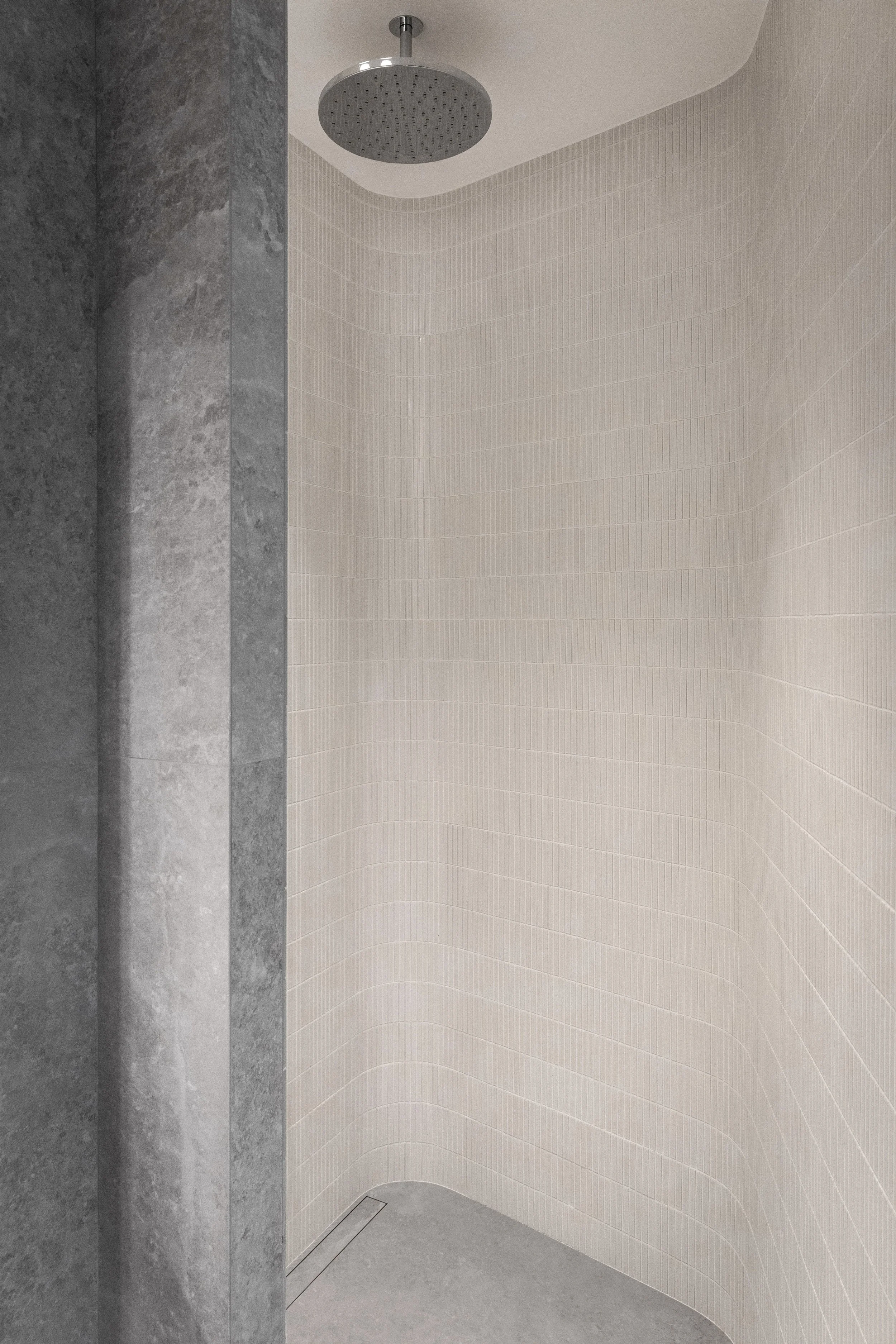 Douche en carrelage japonais kitkat dans la salle d’eau d’un appartement rénové à Paris 3