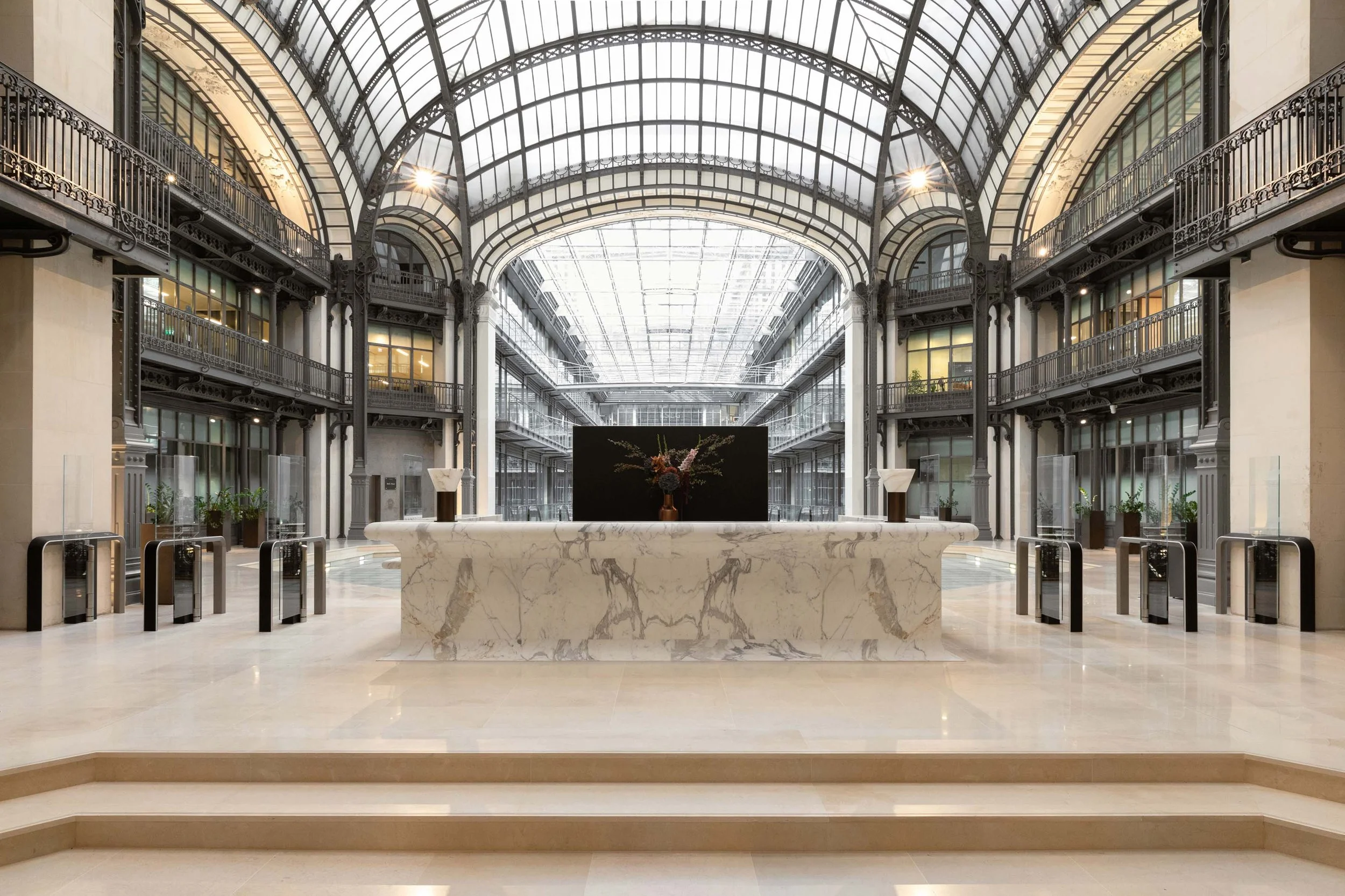 Banque d’accueil en marbre Calacatta Oro dans un immeuble de bureaux à Paris 2