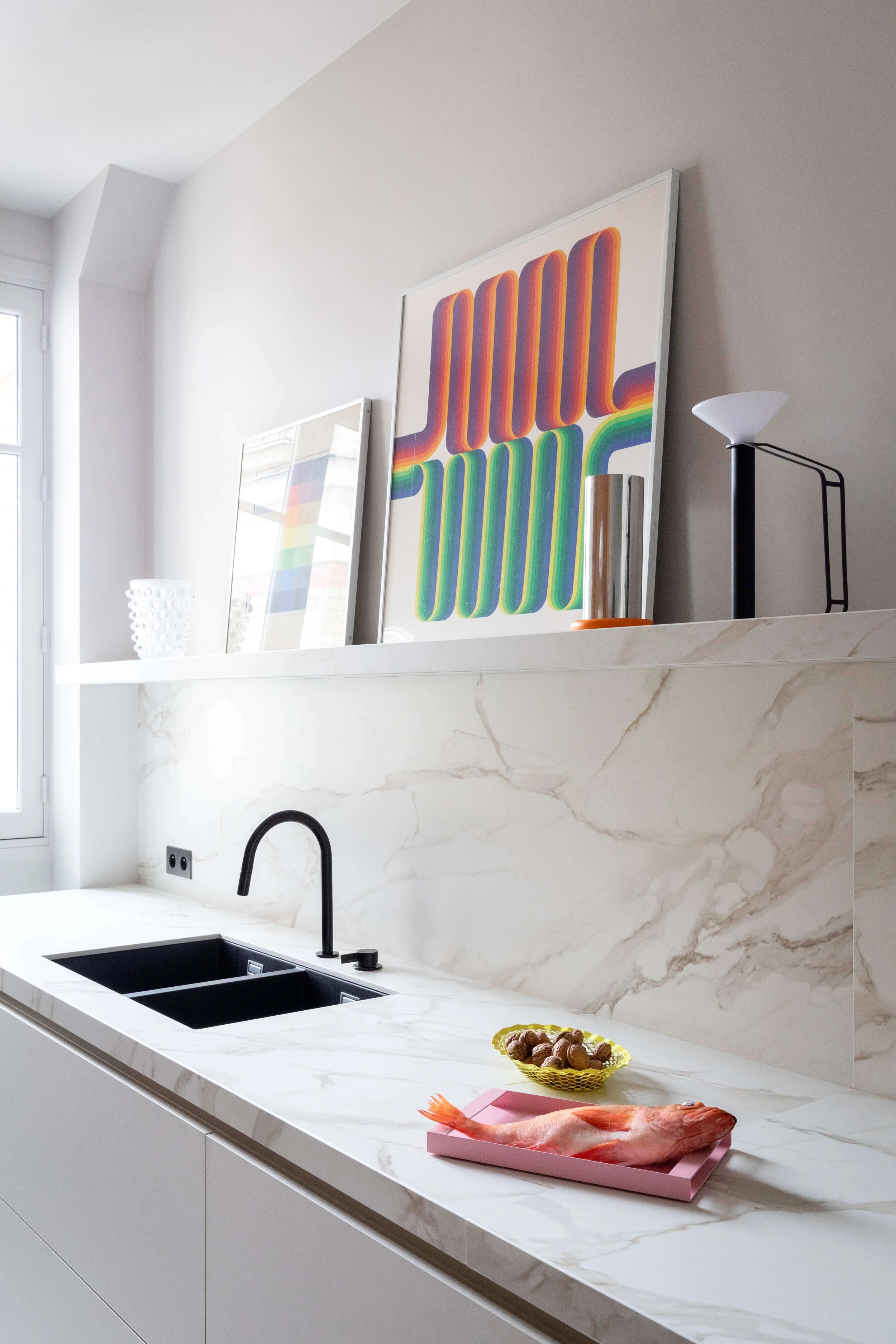 Plan de travail et crédence en pierre dans la cuisine sur mesure d’un appartement haussmannien à Paris 16