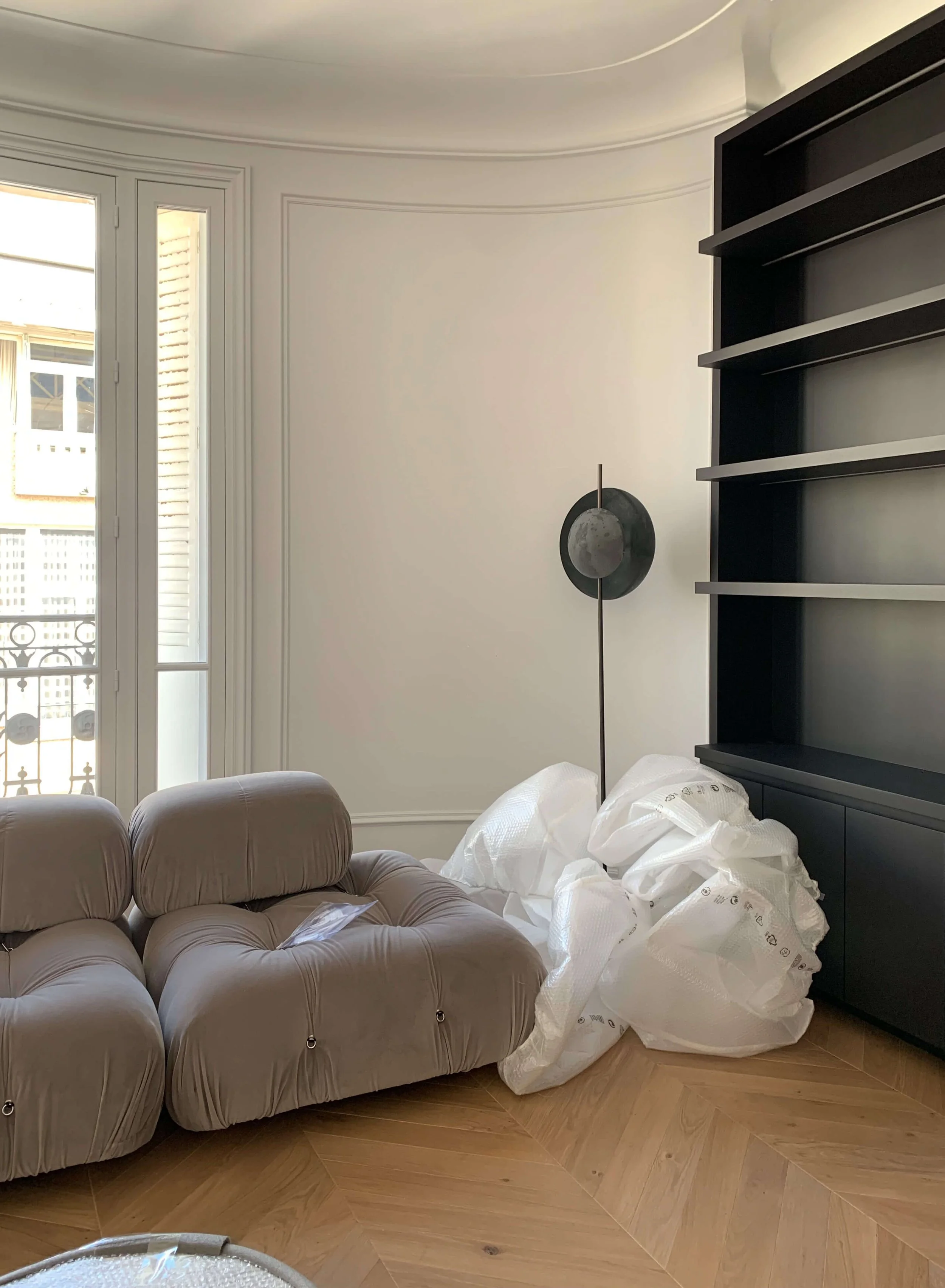 Arrivée des meubles dans un appartement haussmannien fraichement rénové