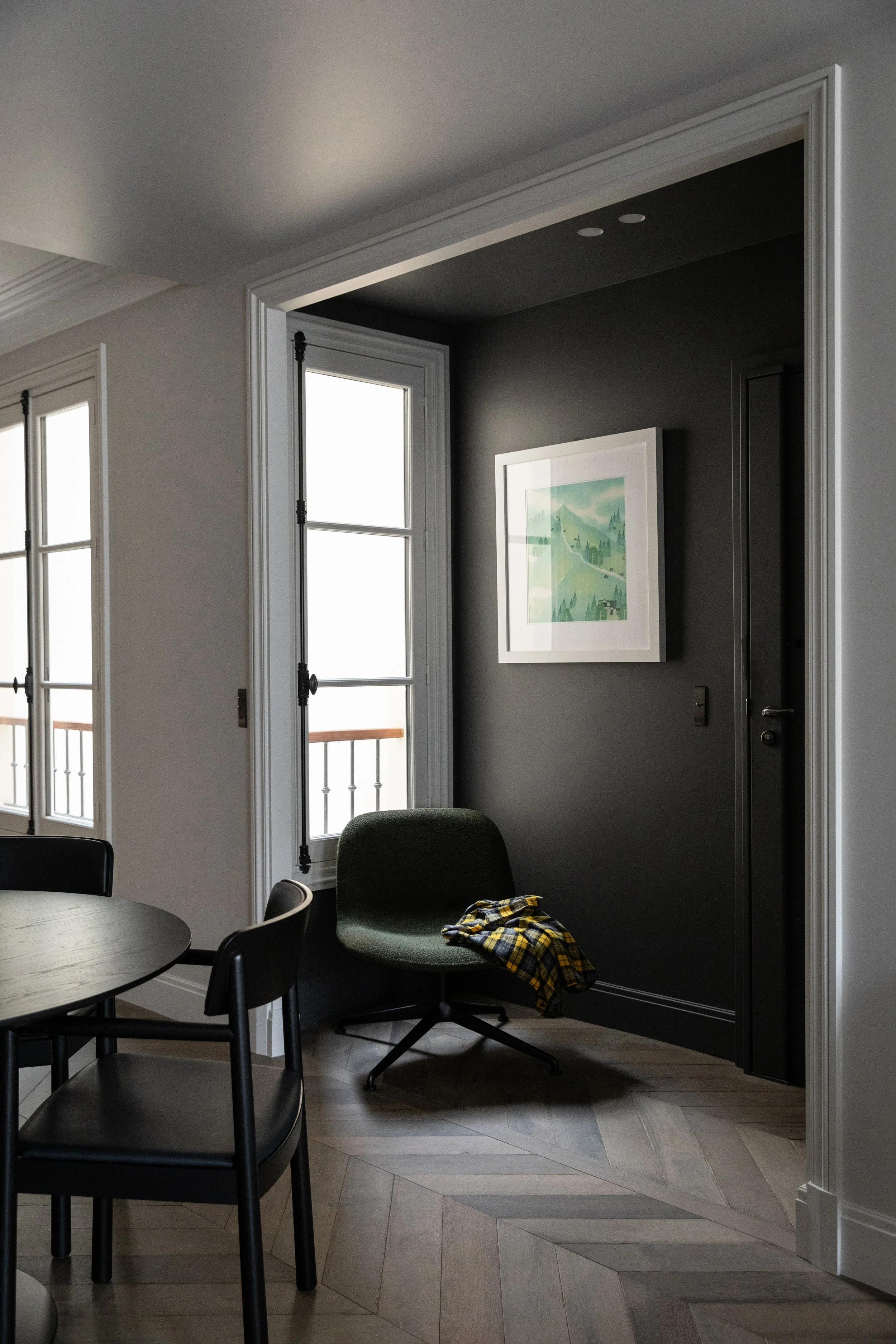Entrée aux murs brun profond dans un appartement rénové du Marais à Paris 3