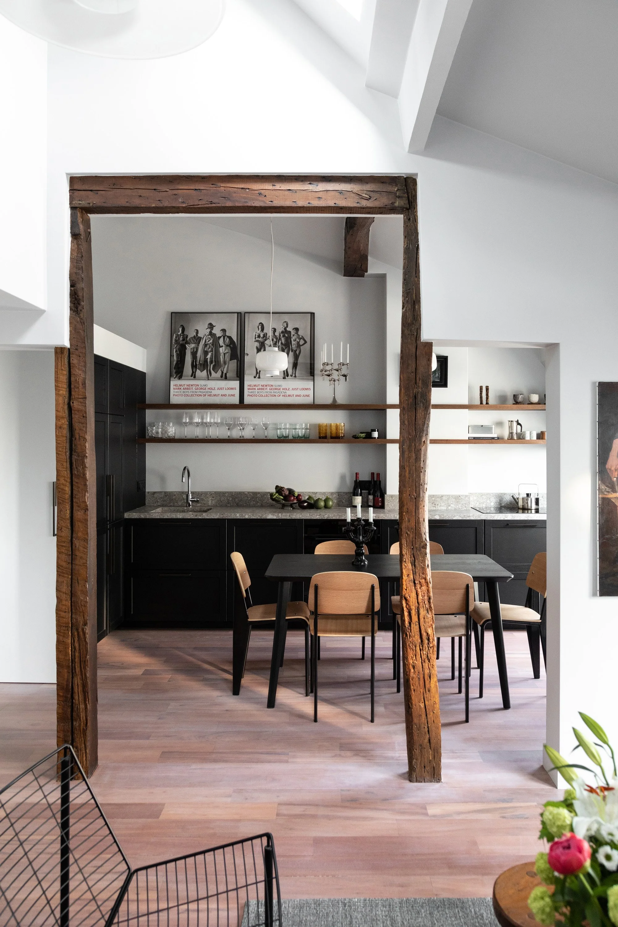 Cuisine et salle à manger encadrées par des poutres anciennes dans un appartement à Saint-Georges