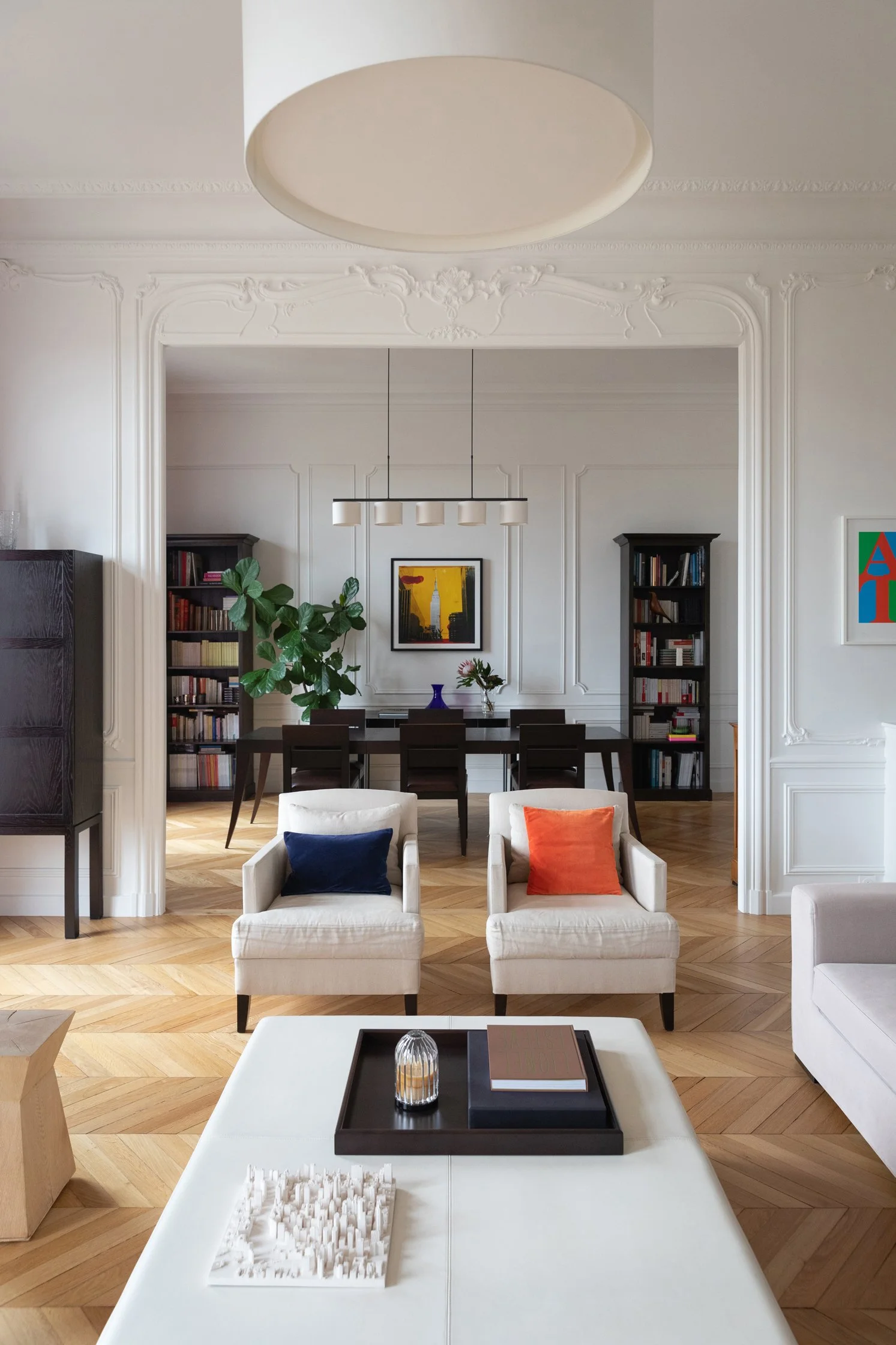 Salon d’un appartement haussmannien à Paris 16, moulures, cheminée et parquet en point de Hongrie