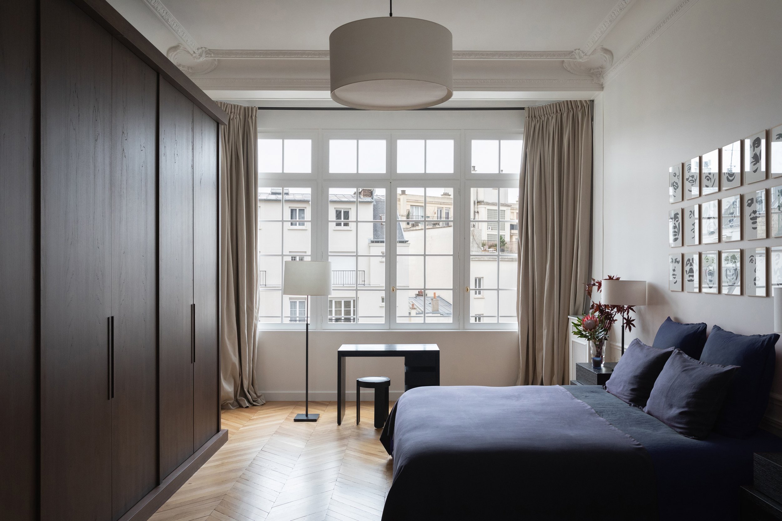 Chambre parentale avec dressing Obumex en bois sombre et mobilier sur mesure dans un appartement rénové à Paris 16