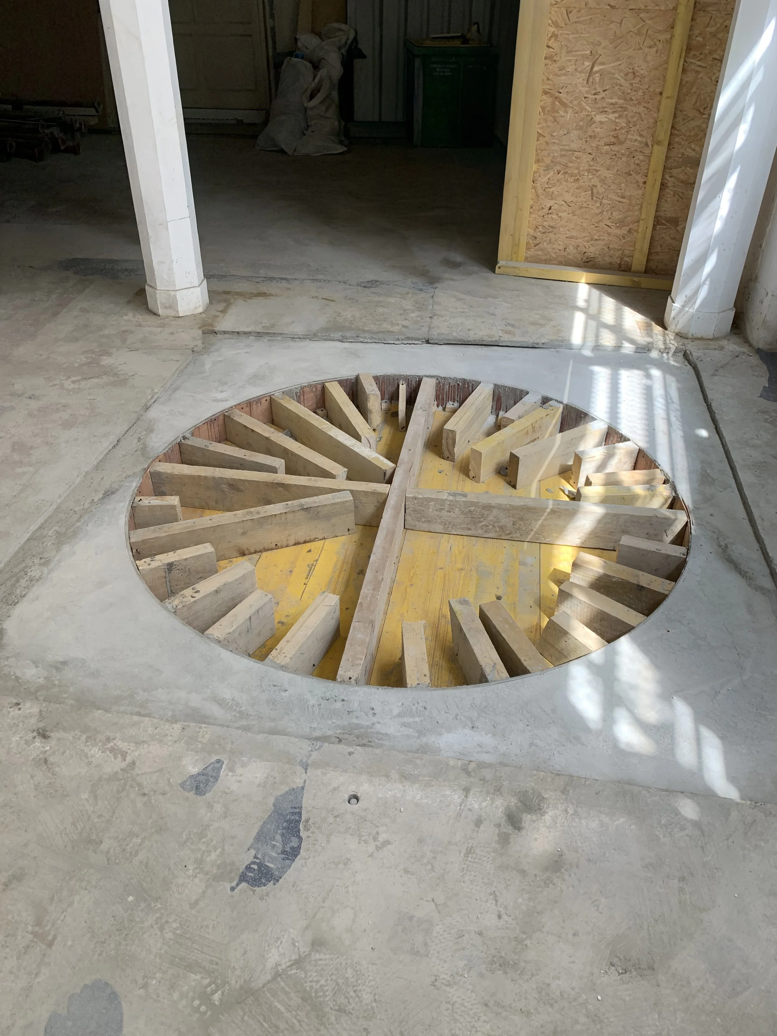 Mise en oeuvre et coffrage du béton d'une trémie permettant de créer un espace de stockage dans un local commercial à Paris