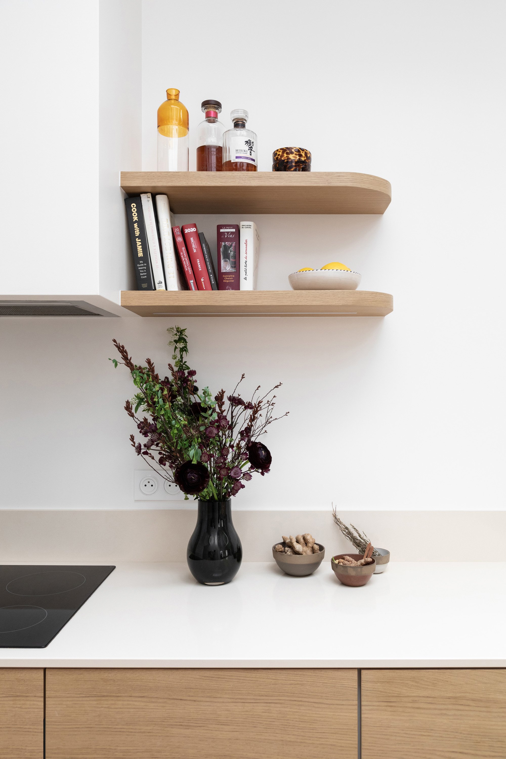 Détail des étagères en bois et du plan de travail de la cuisine